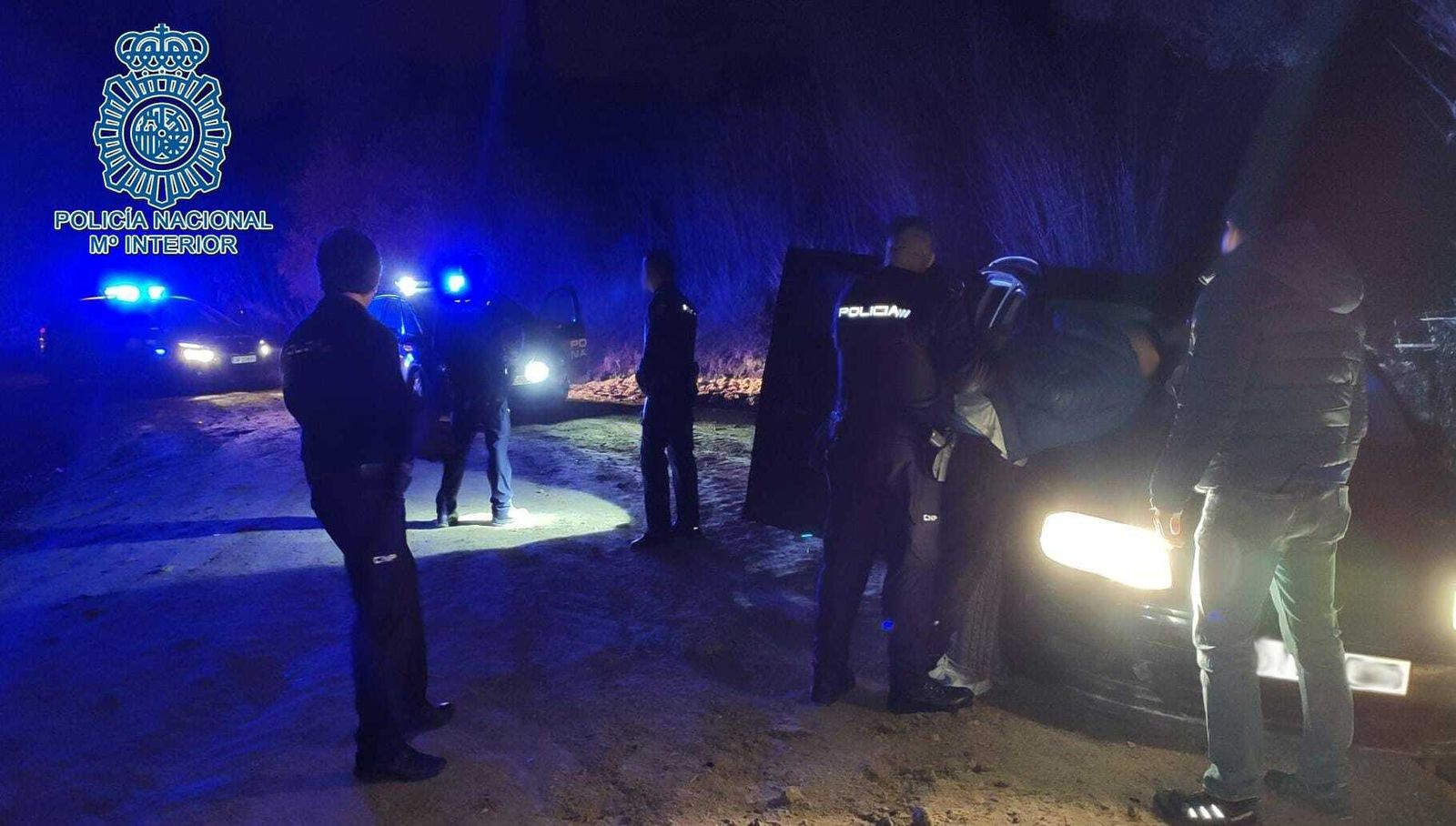 Momento de la detención de los aluniceros que estamparon su coche contra el Carrefour de Montequinto.