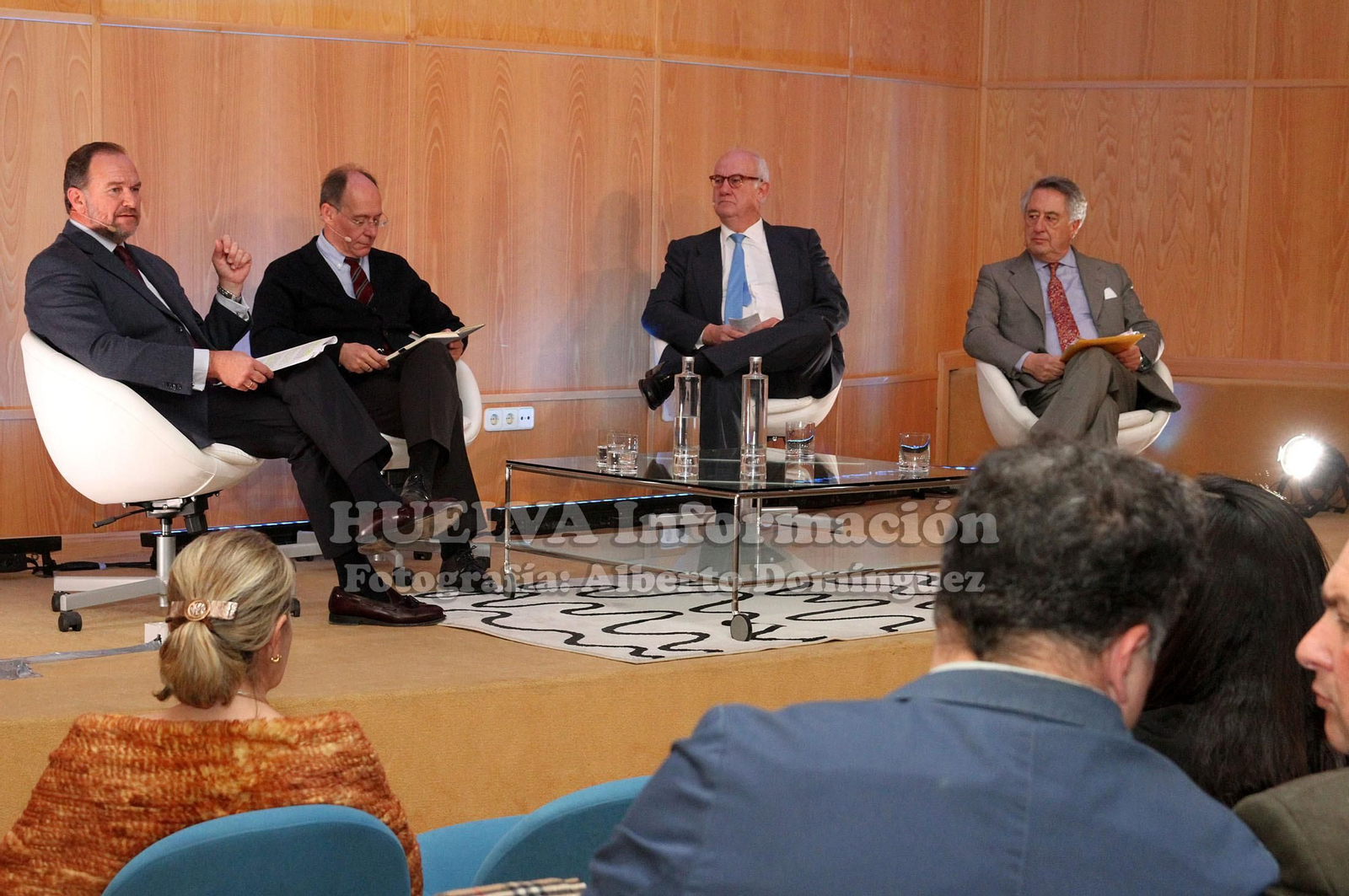 Mesa redonda en la FOE sobre retos y oportunidades de la transición energética, en imágenes