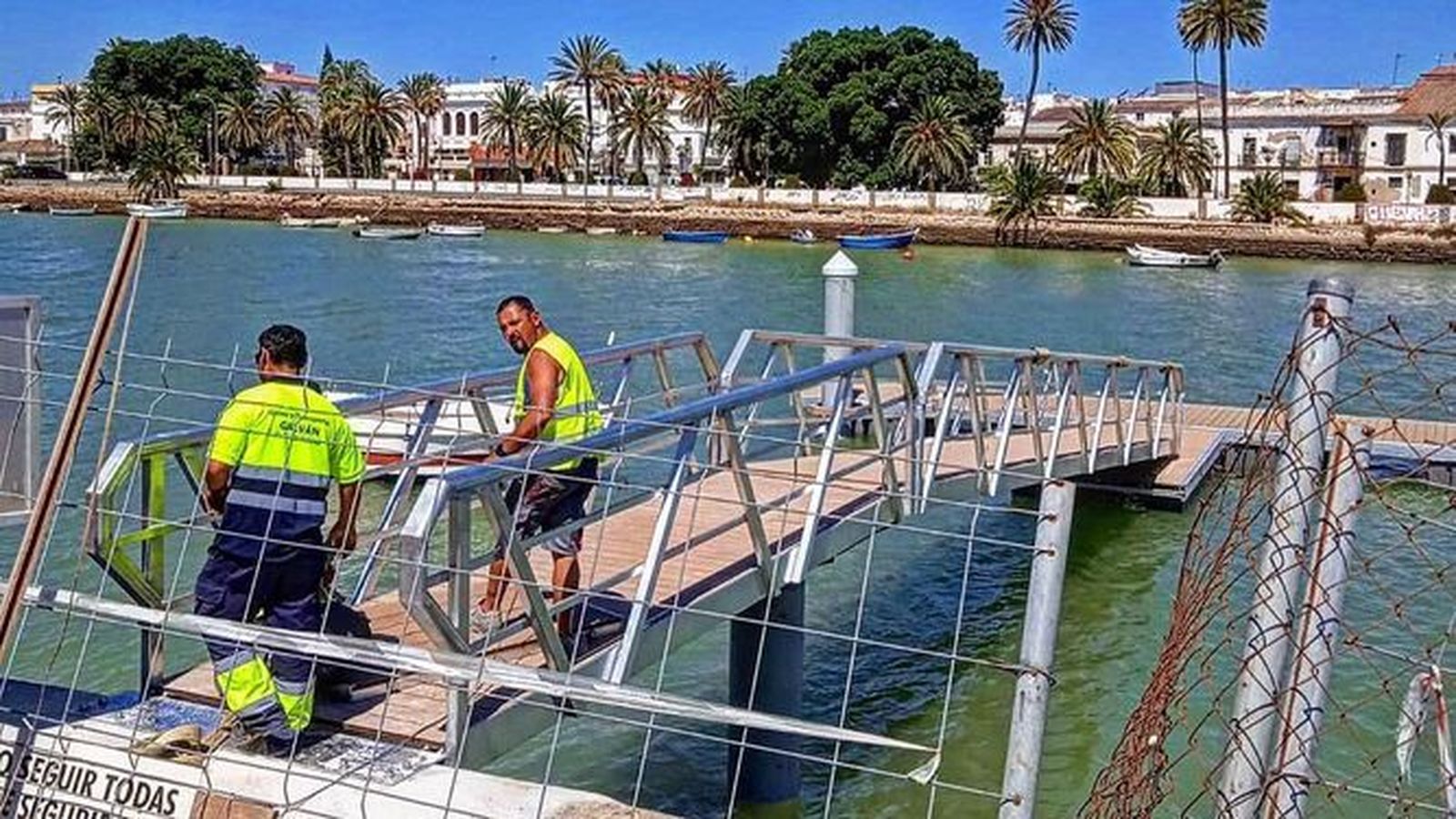 Los trabajos de instalación del pantalán de uso público instalado junto a la pasarela peatonal.