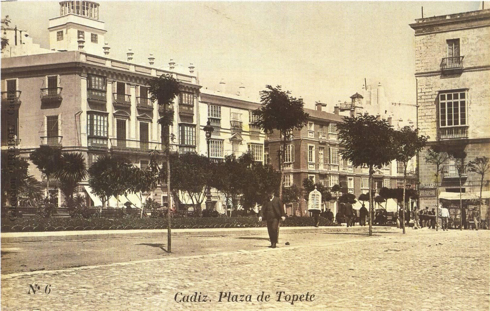 Paseando a la altura de la fachada del Mercado de Abastos, con la plaza Topete a sus espaldas.