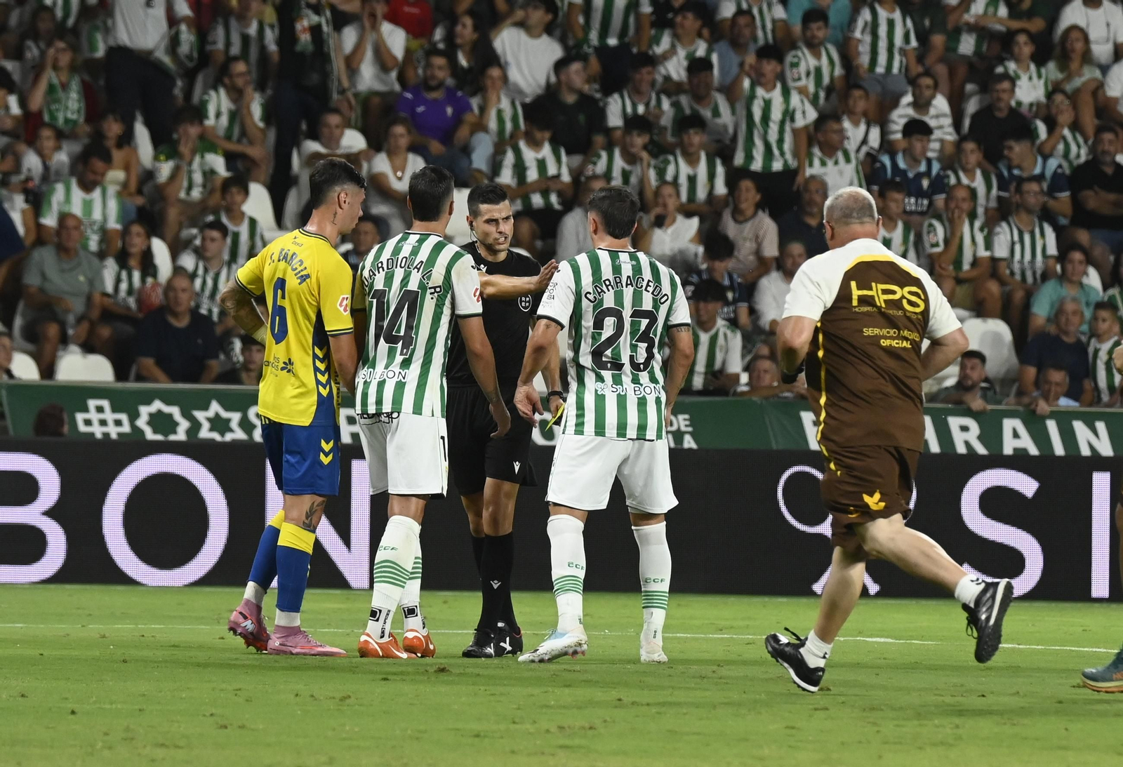 Carracedo y Guardiola dialogan con Ojaos Valera durante el Córdoba CF - Las Palmas.