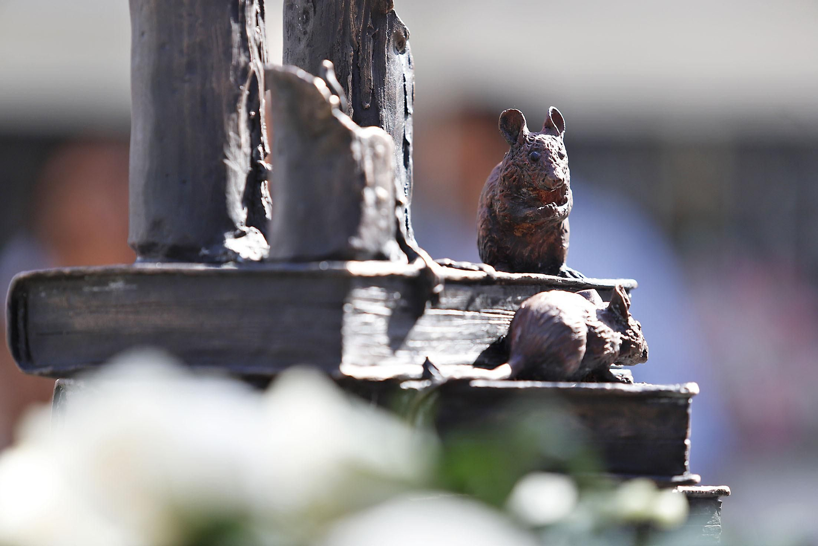 Imágenes del homenaje a Jesús Quintero con el descubrimiento de una escultura de Elías Rodríguez Picón