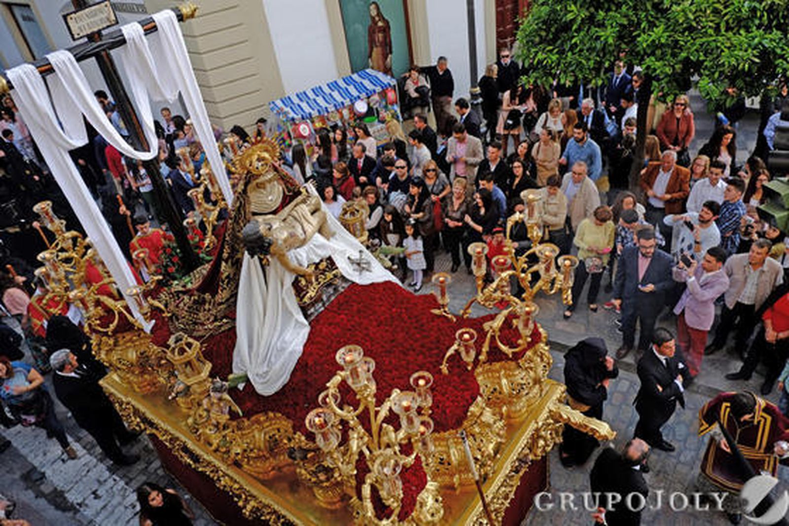 Nuestra Señora de las Angustias, fotografiada ayer desde los balcones de DIARIO DE JEREZ mientras se dirigía a Carrera Oficial.

Foto: Manu Garcia