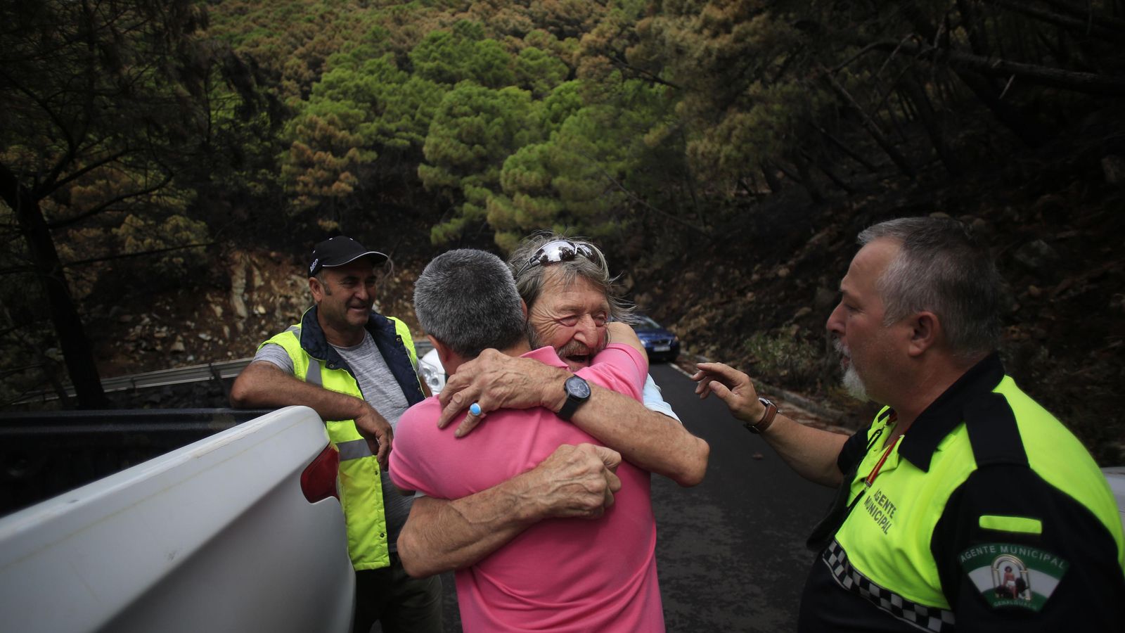 Vecino se abraza alcalde de Genalguacil al encontrarlo en la zona del incendio. Vecino se abraza alcalde de Genalguacil al encontrarlo en la zona del incendio.