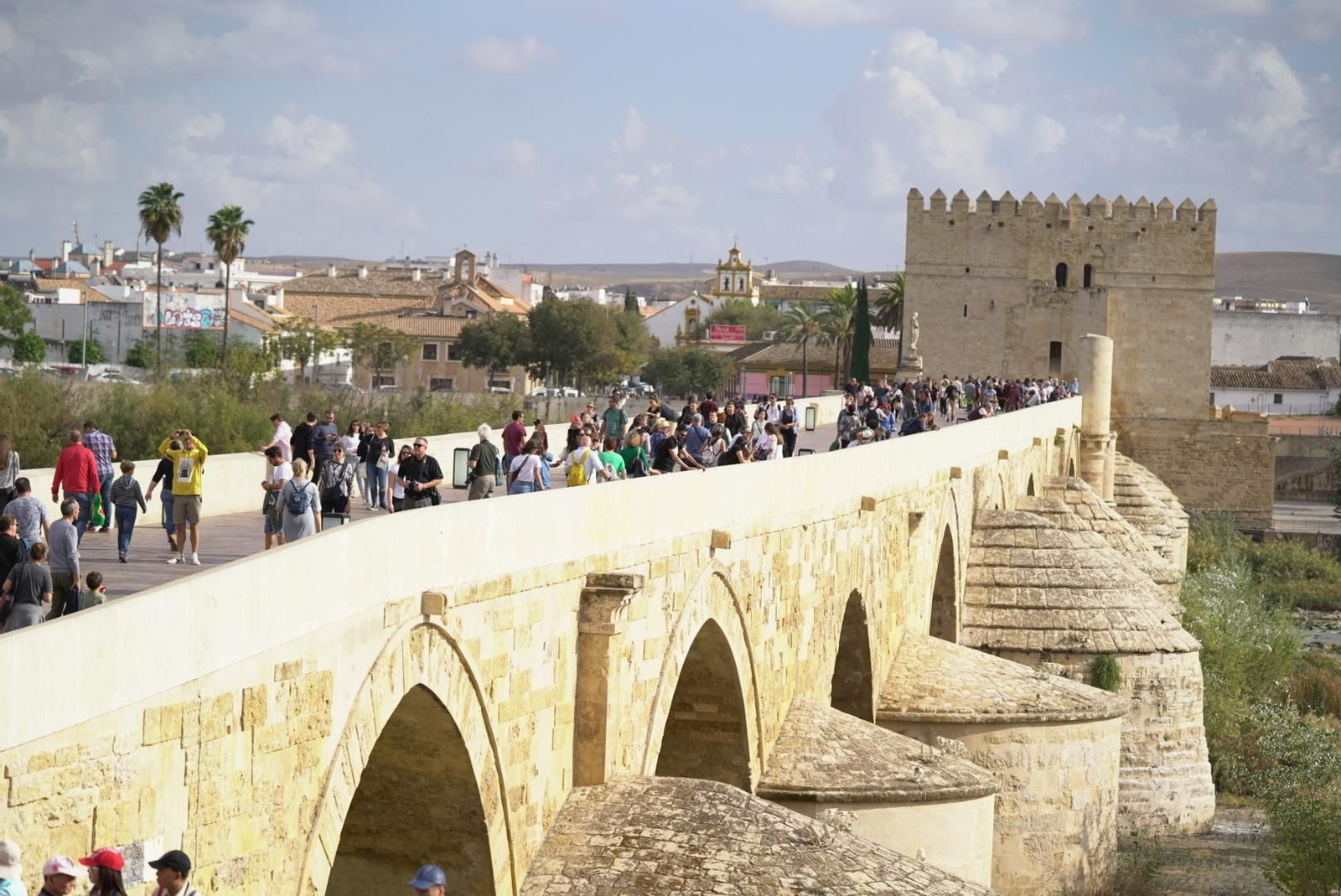 Turistas en el puente Romano.