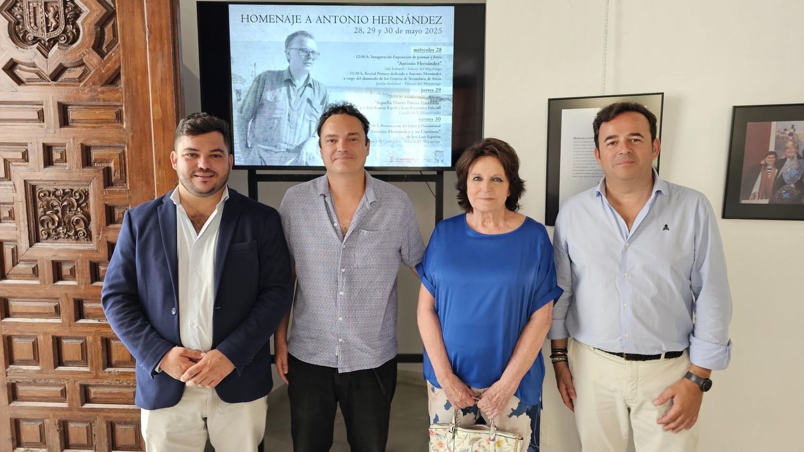 Apertura de la muestra en homenaje al poeta Antonio Hernández