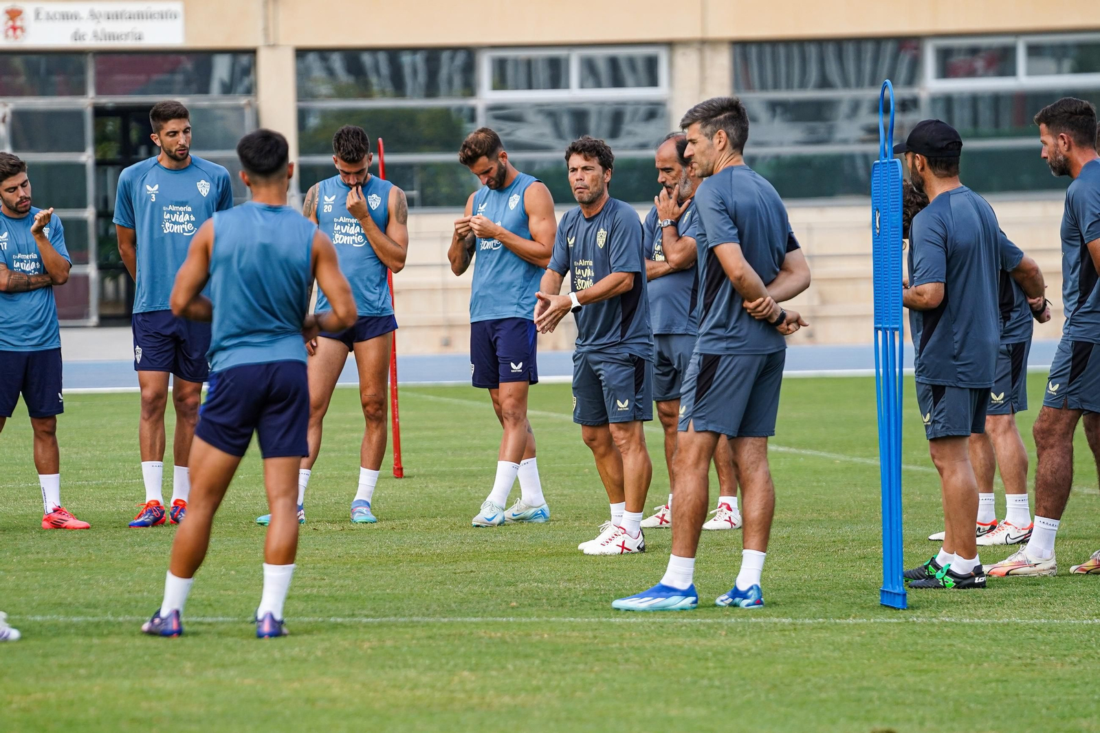 Rubi charlando con sus futbolistas en un entrenamiento en el anexo