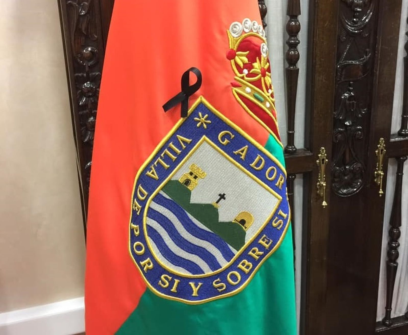 Bandera de Gádor con crespón negro por las víctimas de la COVID-19 en España.