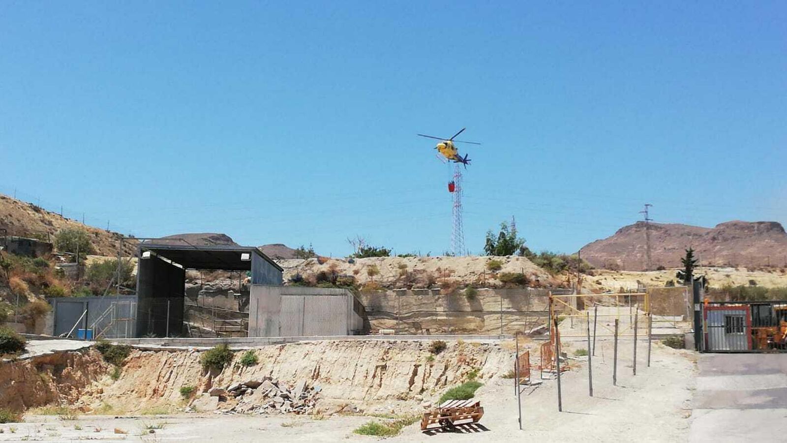 Helicóptero de extinción recogiendo agua de un embalse.