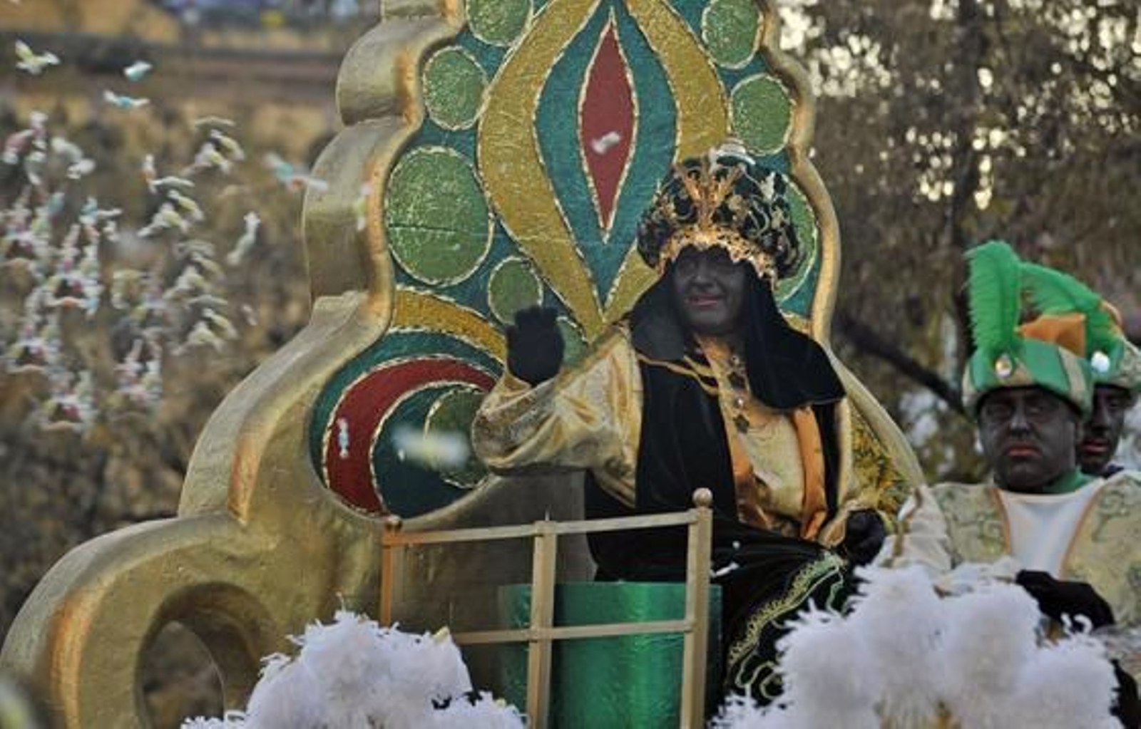 El Rey Baltasar lanza caramelos a los niños. 

Foto: Manuel Gomez, Juan Carlos Vazquez