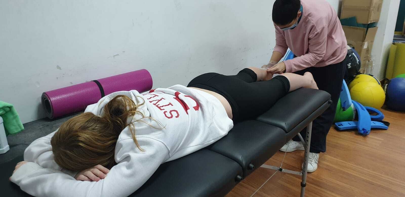 Una imagen de los estudios físicos a una nadadora del Club Natación Mairena.