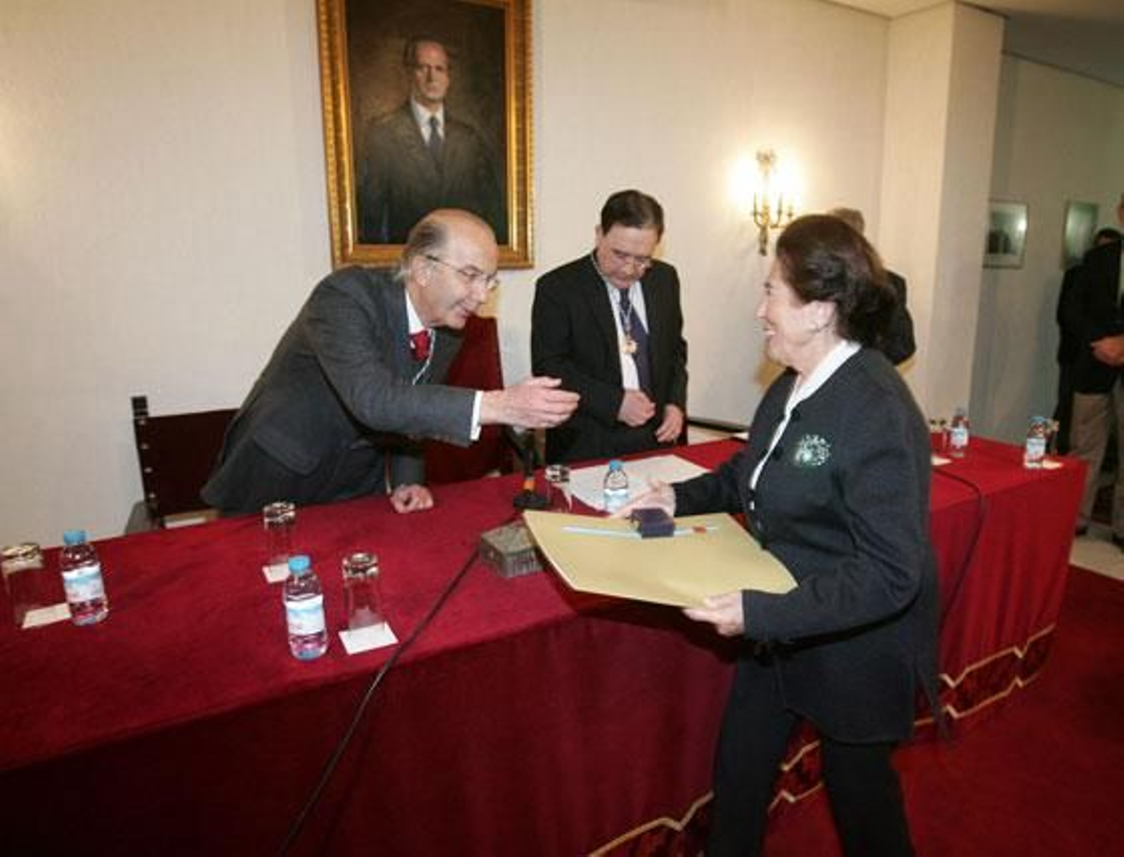 La Academia San Dionisio entrega sus distinciones 'Amigos de la Academia' a l teniente hermano mayor de La Defensión, Francisco Cómez Mori;  el profesor jubilado Antonio Sanz Zamorano, a los que se unen, “por su especial colaboración con la Corporación”, las periodistas de Diario de Jerez Pilar Nieto Reguera y Arantxa Cala Hurtado, el jefe de Protocolo de Cajasol, José Soto Ríos, y el coro de capilla ‘San Pedro Nolasco’. Los reconocimientos fueron entregados por el presidente de la Academia, Joaquín Ortiz Tardío por su apoyo a la Real Corporación

Foto: Pascual