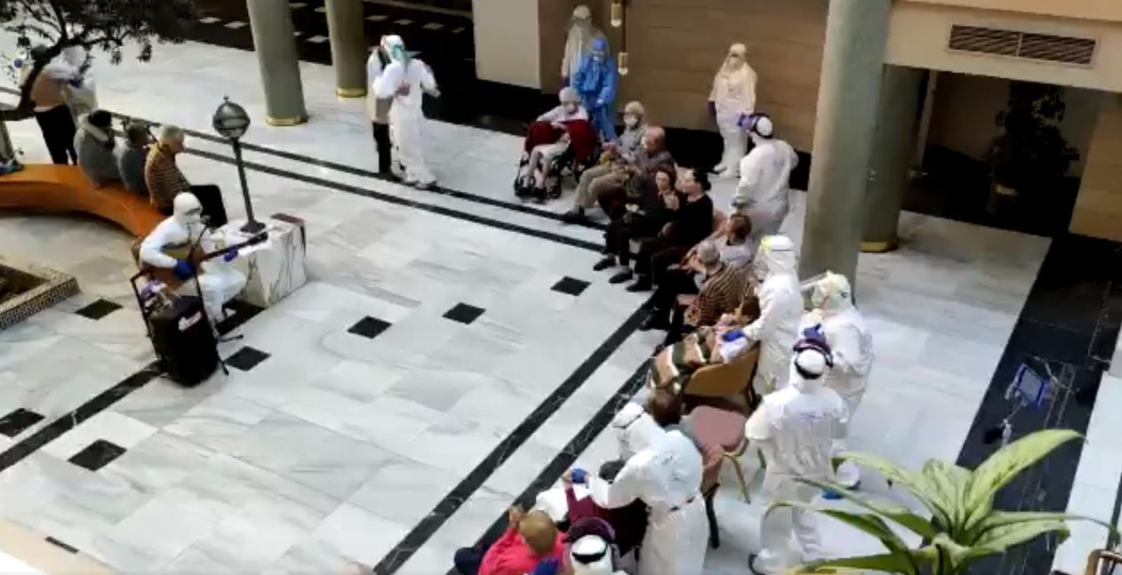 El cantante sevillano Manuel Muñoz en el patio del Hotel Alcora.