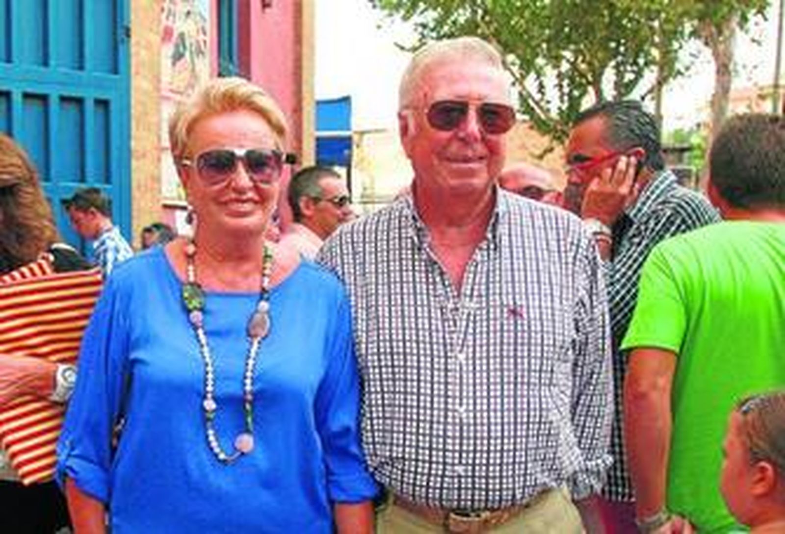 1. Manuel Jesús 'El Cid', en el interior del helicóptero que le llevaría hasta el Puerto de Santa María tras abandonar de forma temprana la plaza onubense. 2. El diestro, a su llegada junto a parte de su cuadrilla a la Ciudad Deportiva del Recreativo de Huelva, desde donde despegó el aparato. 3. José Luis García Palacios y su esposa, Pilar Álvarez. 4. Pedro Rodríguez y y su esposa Carmen Garrido, en las inmediaciones de la plaza de toros. 5. Laura Sánchez, 'top model' y miembro del jurado taurino de Huelva Información. 6. Un aficionado muestra un mini-capote con una imagen de Camarón de la Isla.  7. La banda de música, a su llegada a la plaza. 8. El periodista Roberto Gómez y el concejal Manuel Remesal. 9. Cartel del diestro José Tomás, referencia en las Colombinas de 2011 aún sin haber logrado triunfar. 10. Vista del ruedo de La Merced desde el cabezo del Conquero.