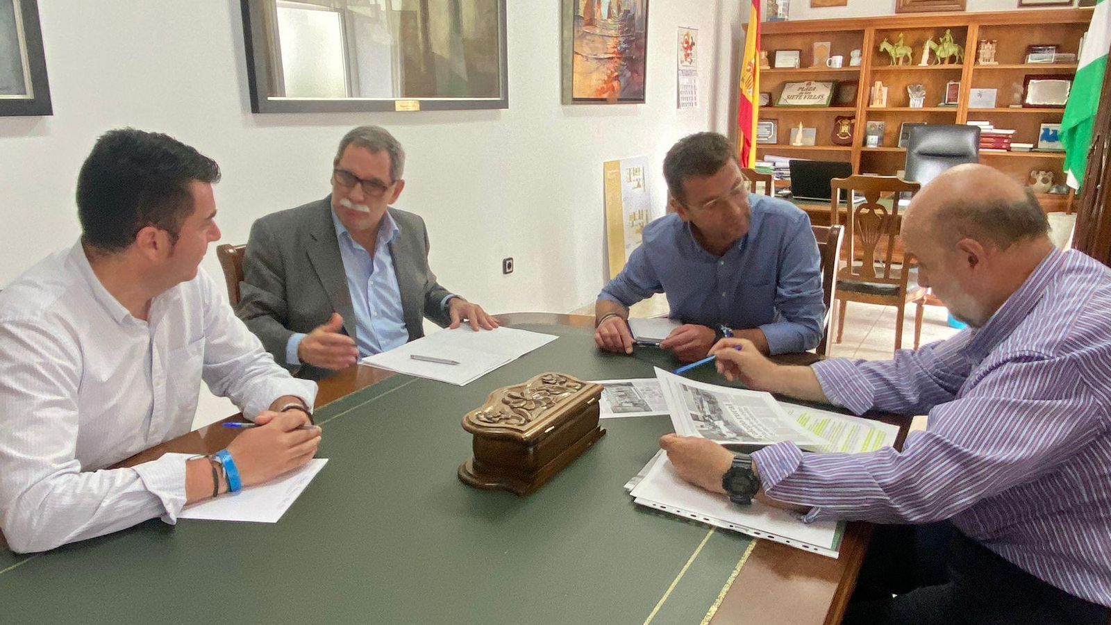 El delegado de Educación, con los alcaldes y el inspector. El delegado de Educación, con los alcaldes y el inspector.