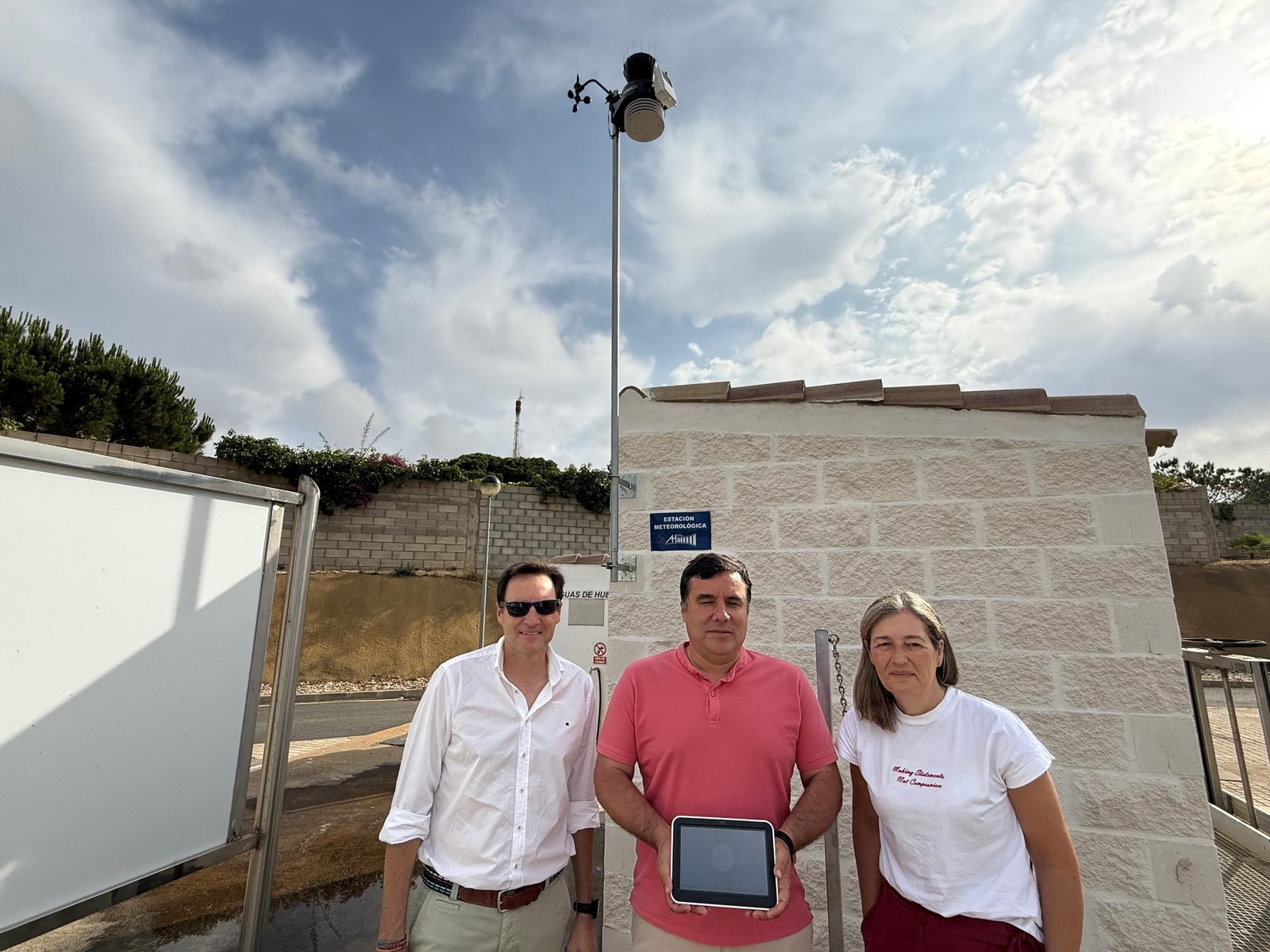 Representación de Aguas de Huelva y Meteohuelva junto a la estación de meteorológica.