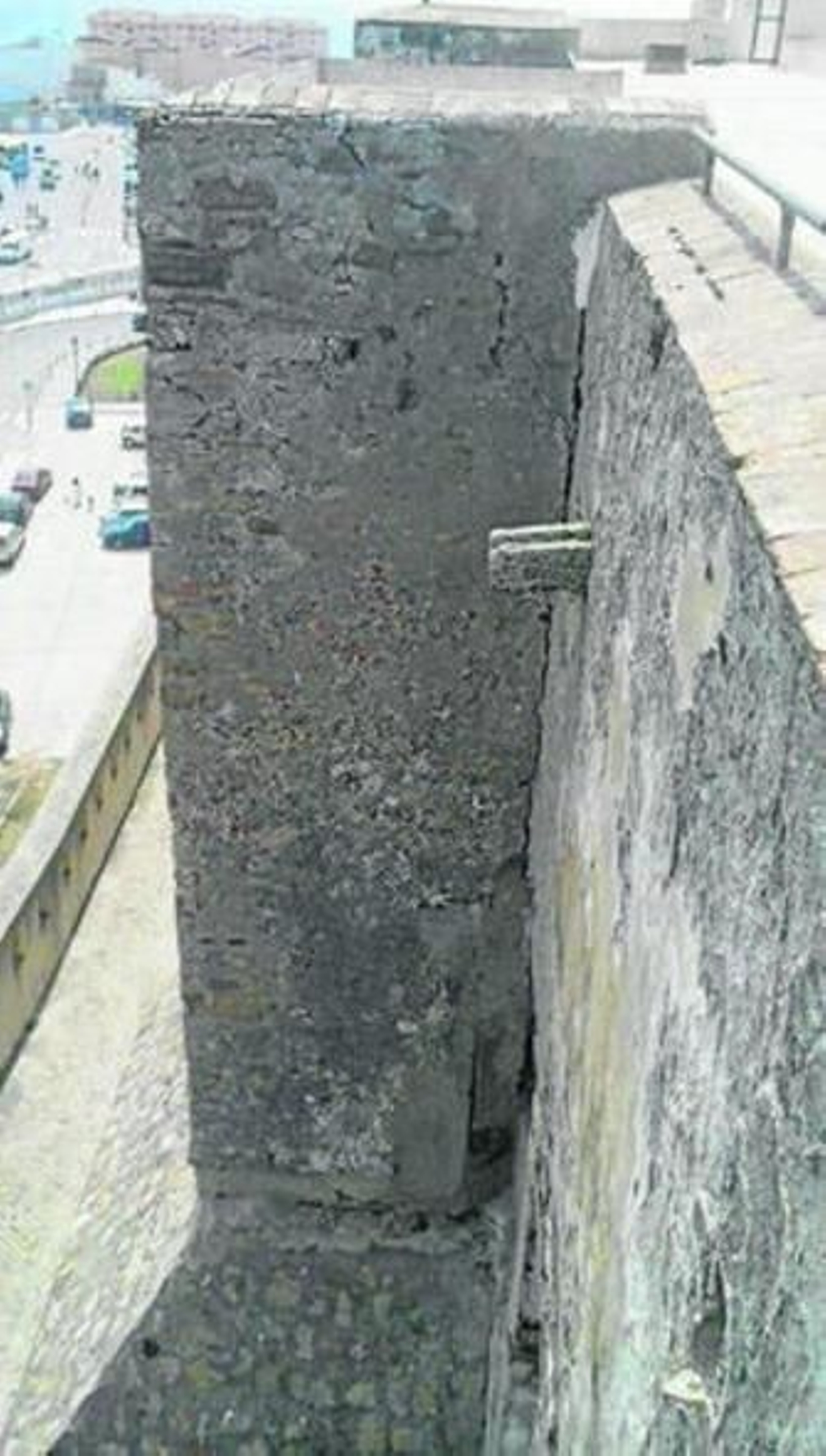 Imagen de la torre visiblemente deteriorada.