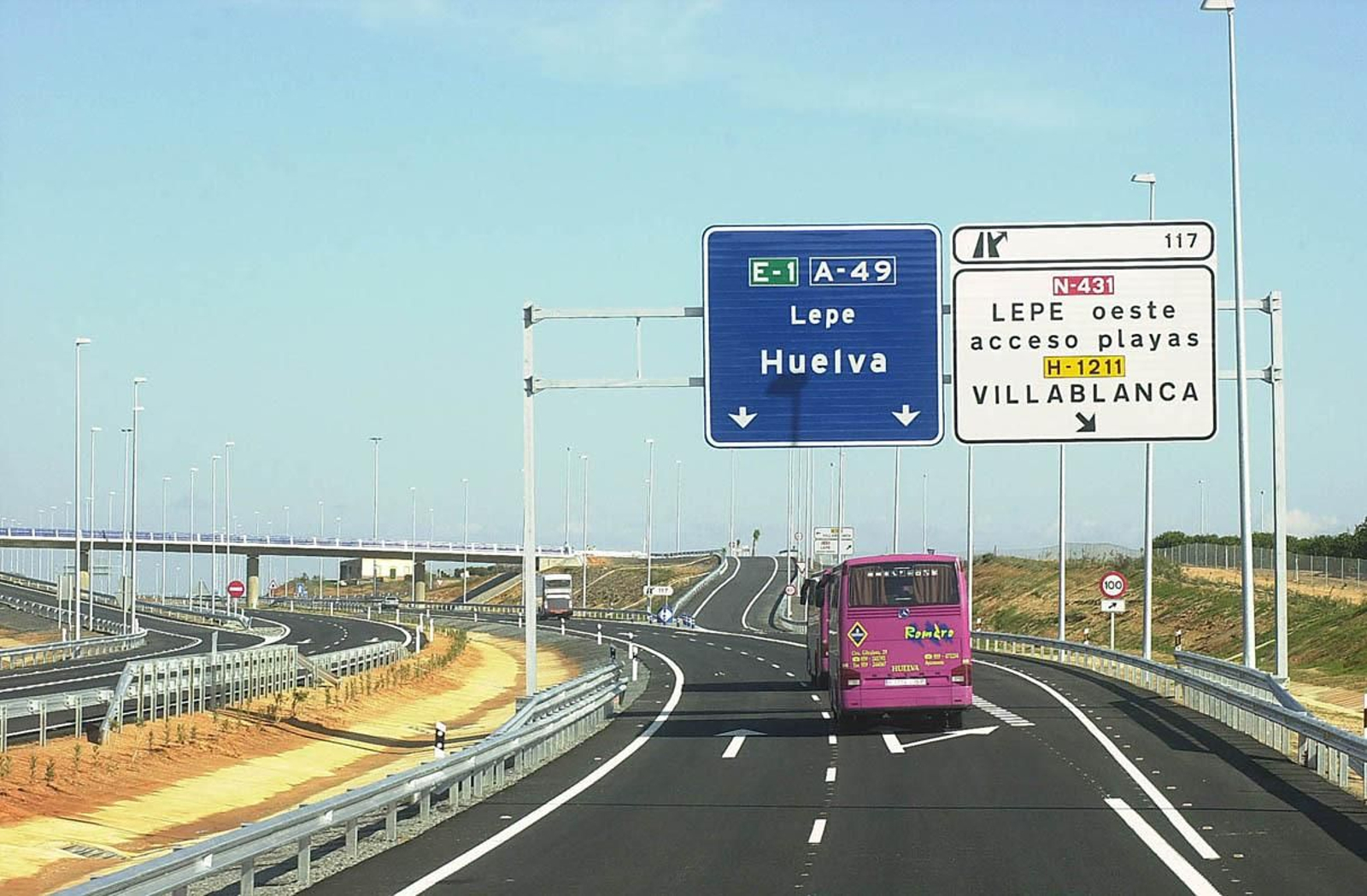 Salida 117 de la autovia A-49 en dirección a Lepe y las playas.