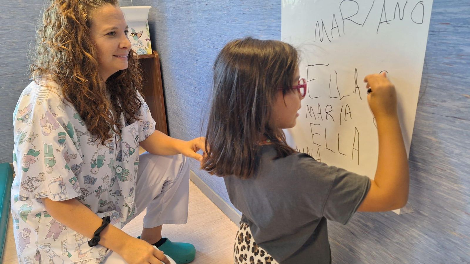 Cristina Santana, terapeuta ocupacional, con una de las pacientes. Cristina Santana, terapeuta ocupacional, con una de las pacientes.