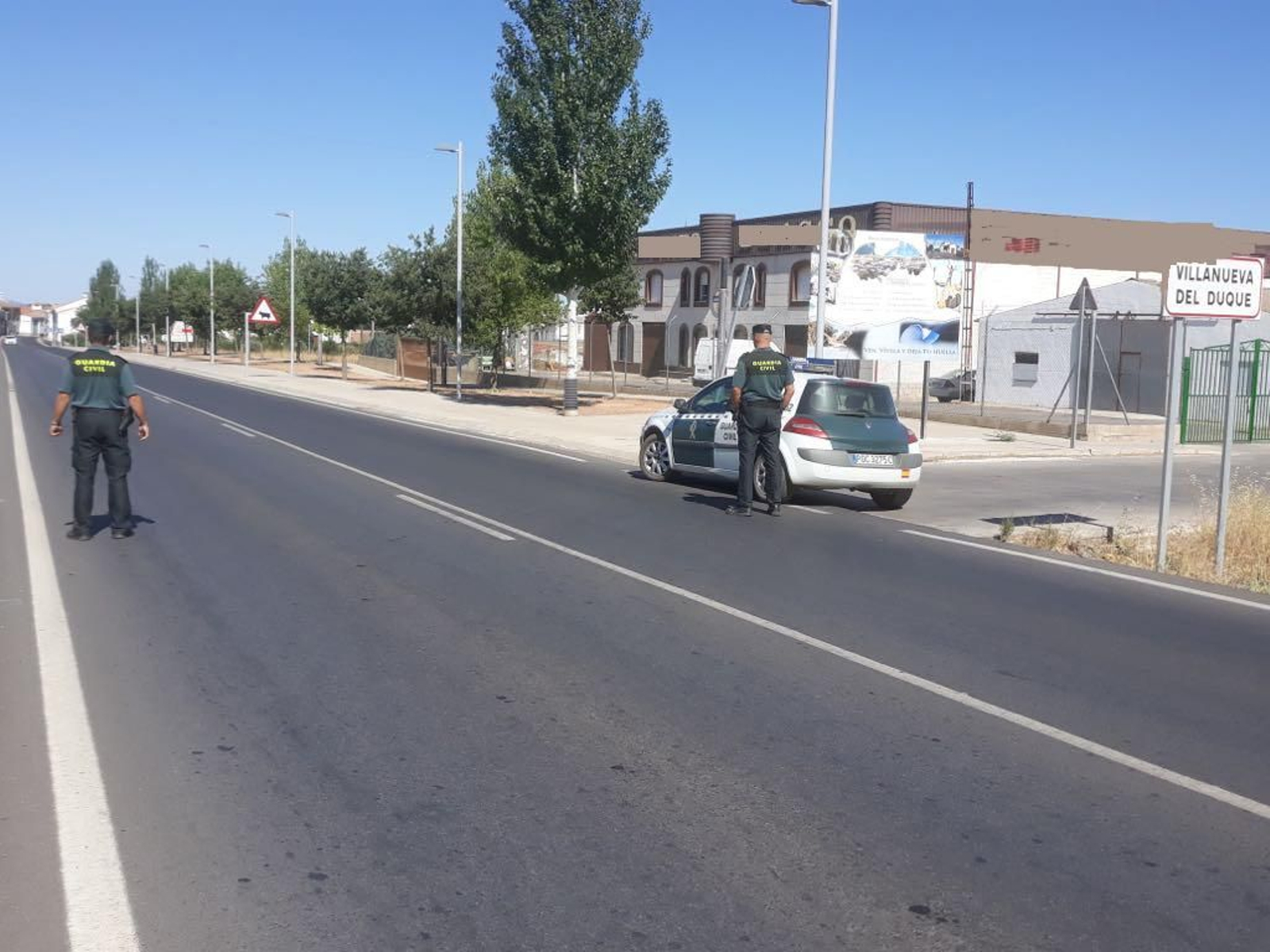 Patrulla de la Guardia Civil en Villanueva del Duque.