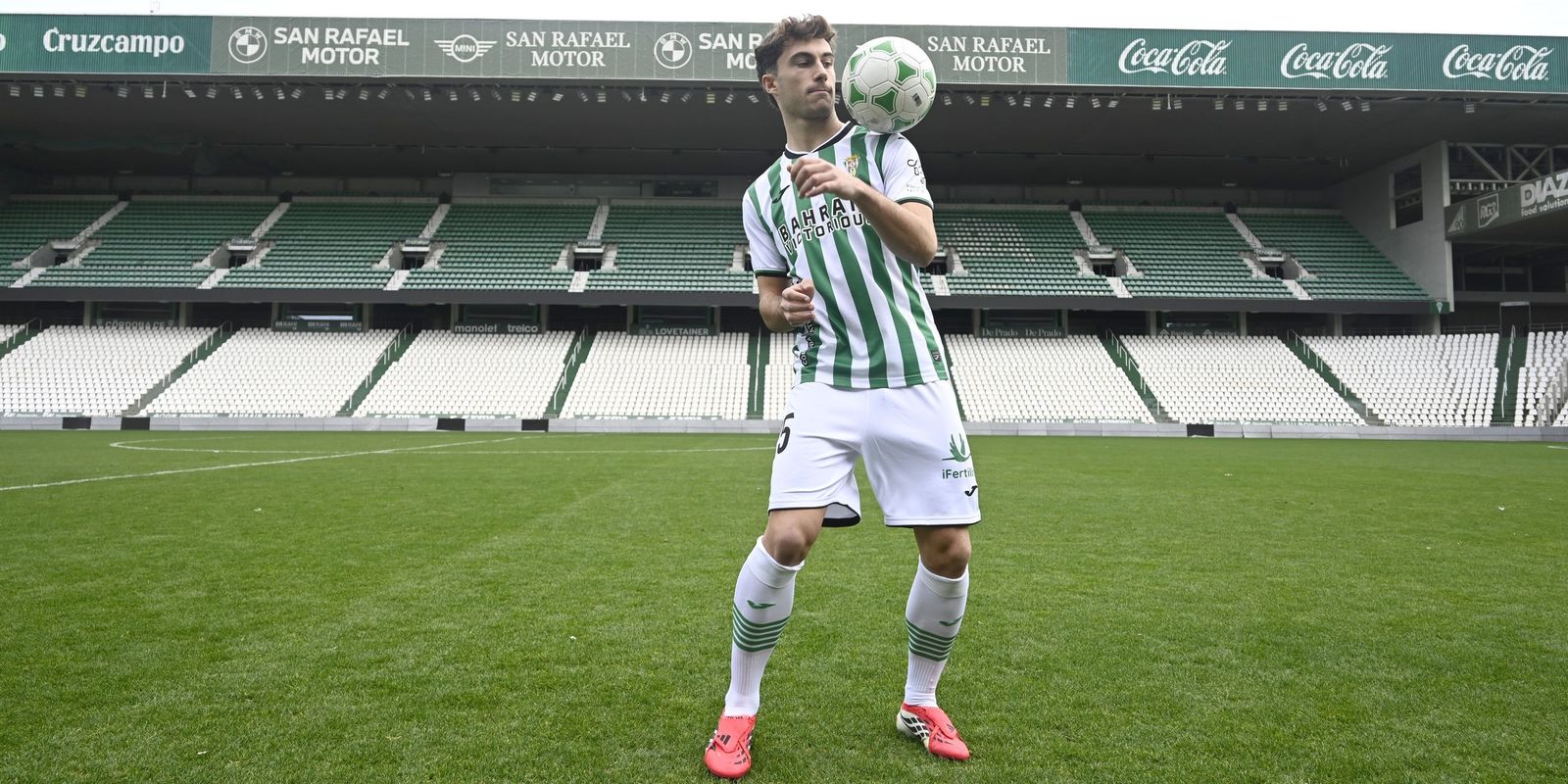 Mikel Goti controla el balón en su presentación como jugador del Córdoba CF.
