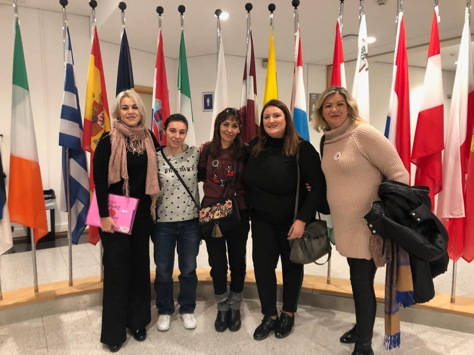 Concha Rodríguez, segunda por la derecha, en el Parlamento Europeo, dando a conocer el problema.