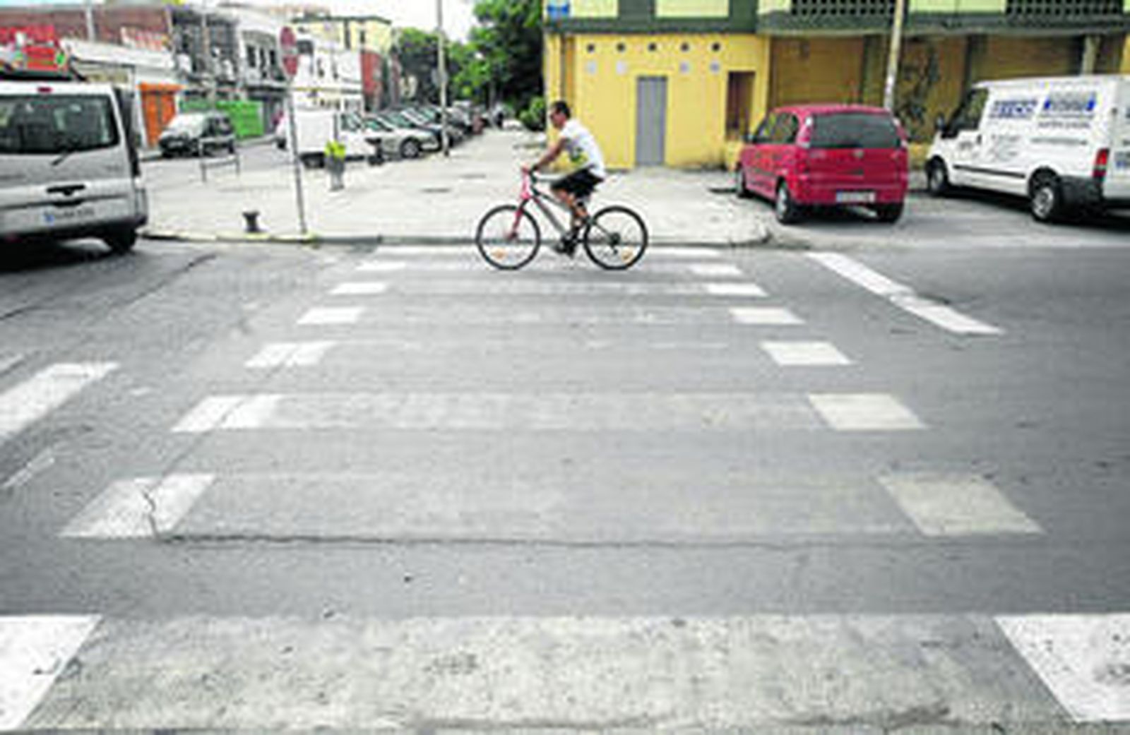 Imagen de uno de los pasos para ciclistas que el Ayuntamiento ha pintado sobre un paso de peatón.