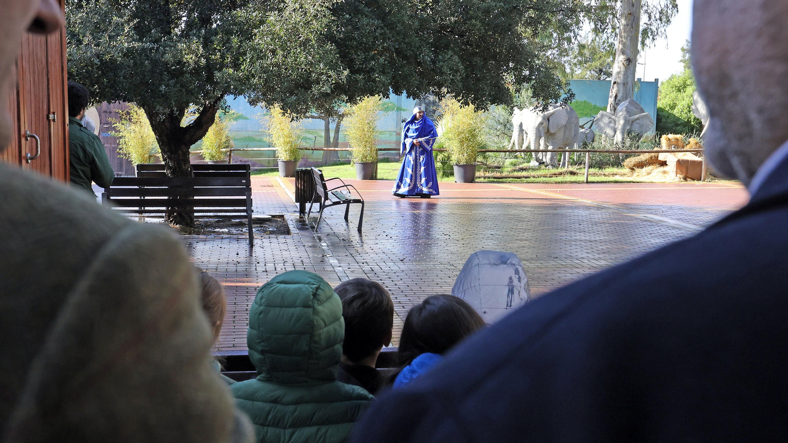 Asad recibe a los niños en el Zoo de Jerez