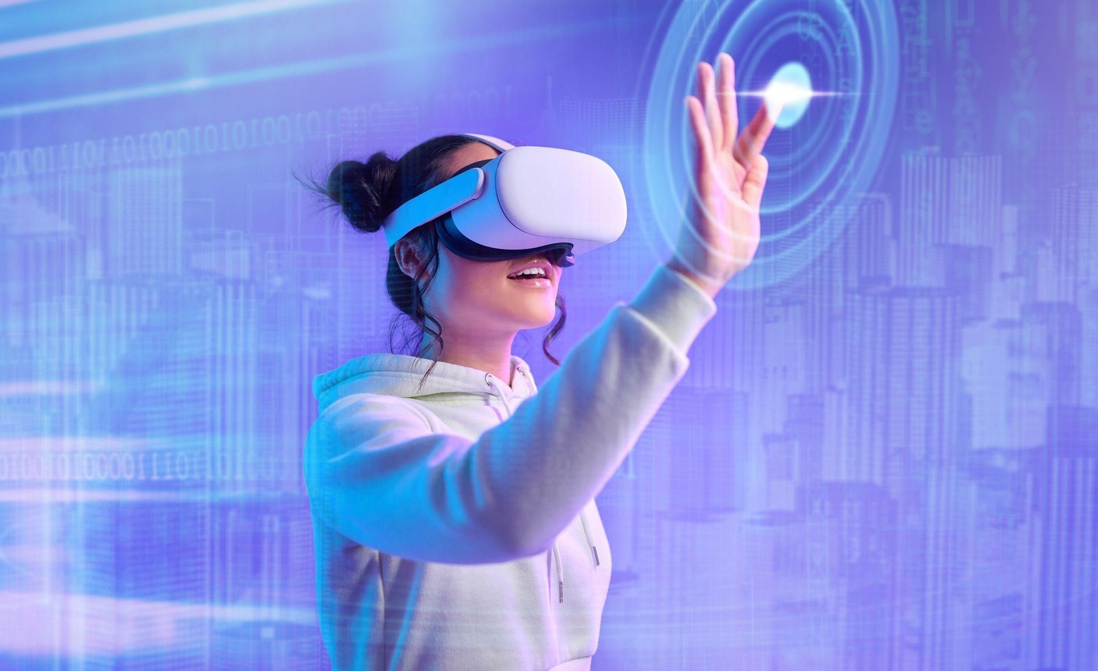 Una persona usando unas gafas de realidad virtual.