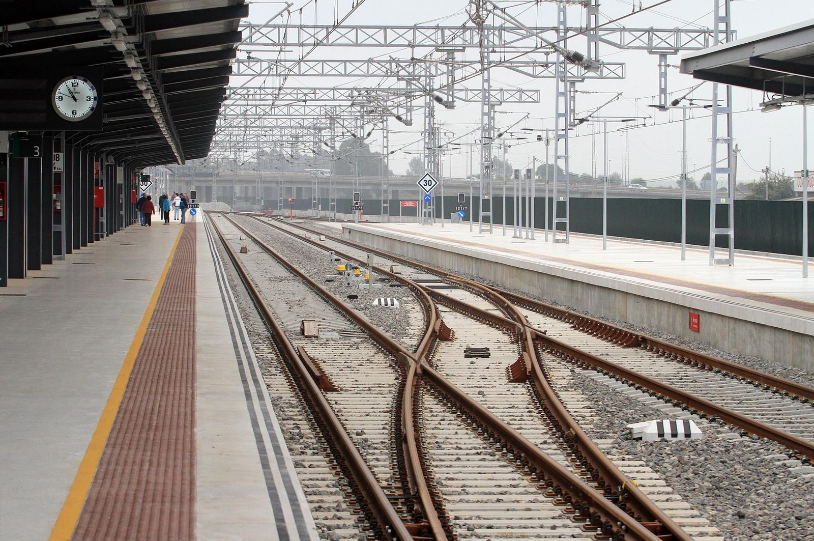 Vías vacías en uno de los cuatro andenes de la estación de trenes de Huelva, inaugurada en abril de 2018 por todo lo alto, sin que aún se vea acercarse el AVE en el horizonte.