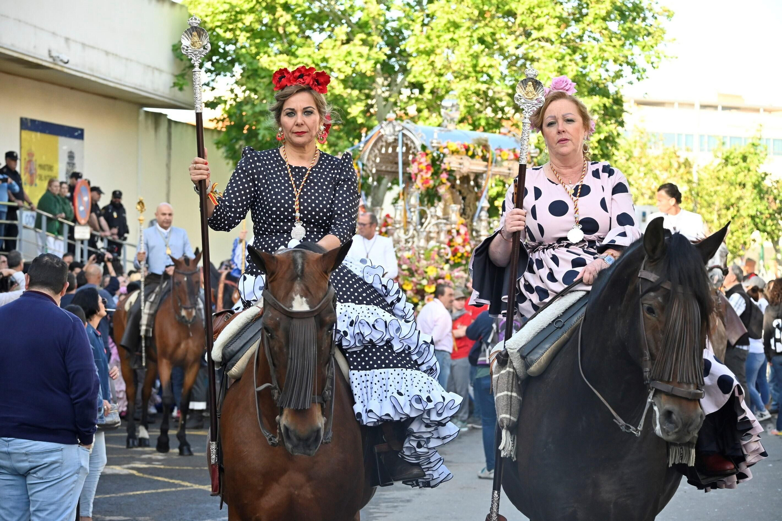 Imágenes de los peregrinos de la Hermandad de Emigrantes en su salida por las calles de Huelva