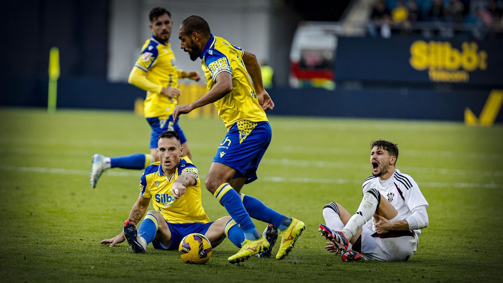Búscate entre las fotos del partido de fútbol Cádiz CF - Albacete Balompié