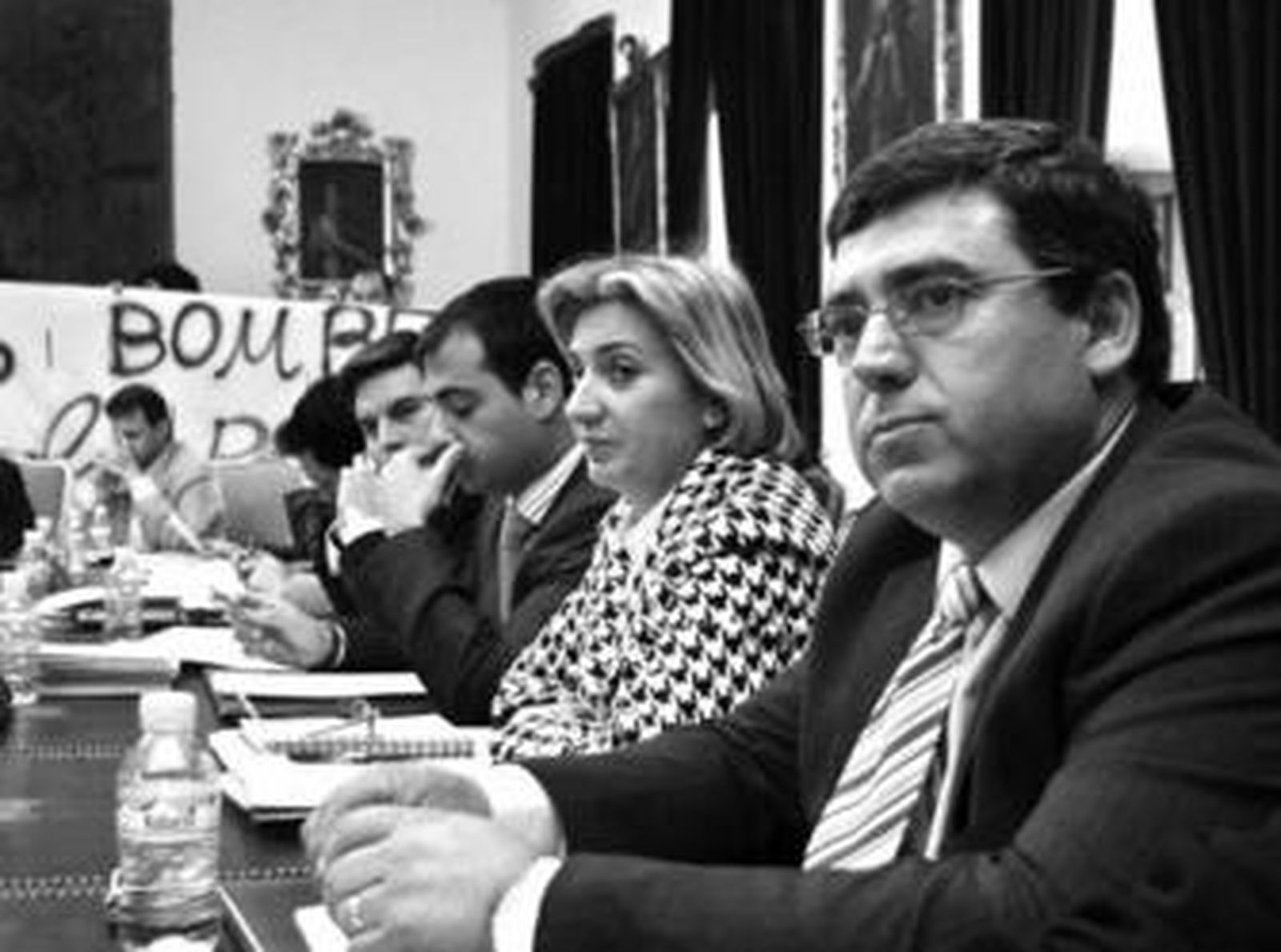 Bartolomé Madrid (en primer plano), durante la sesión celebrada ayer en la Diputación.