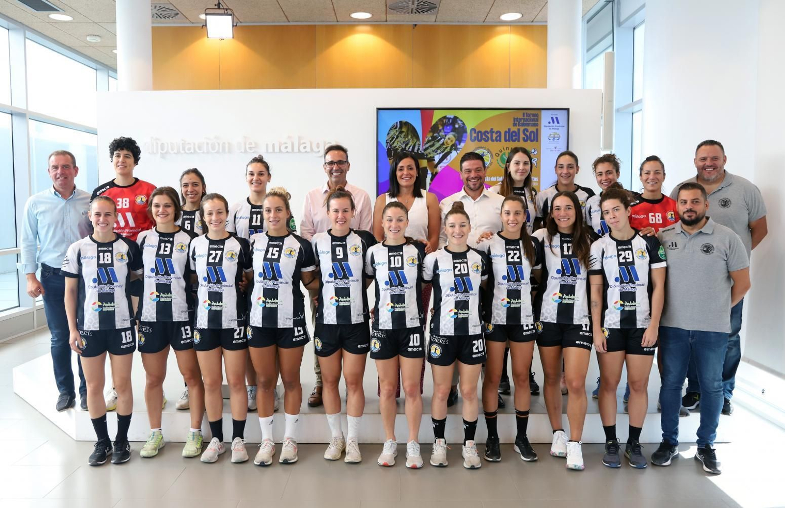 Foto de familia del Costa del Sol en la Diputación.