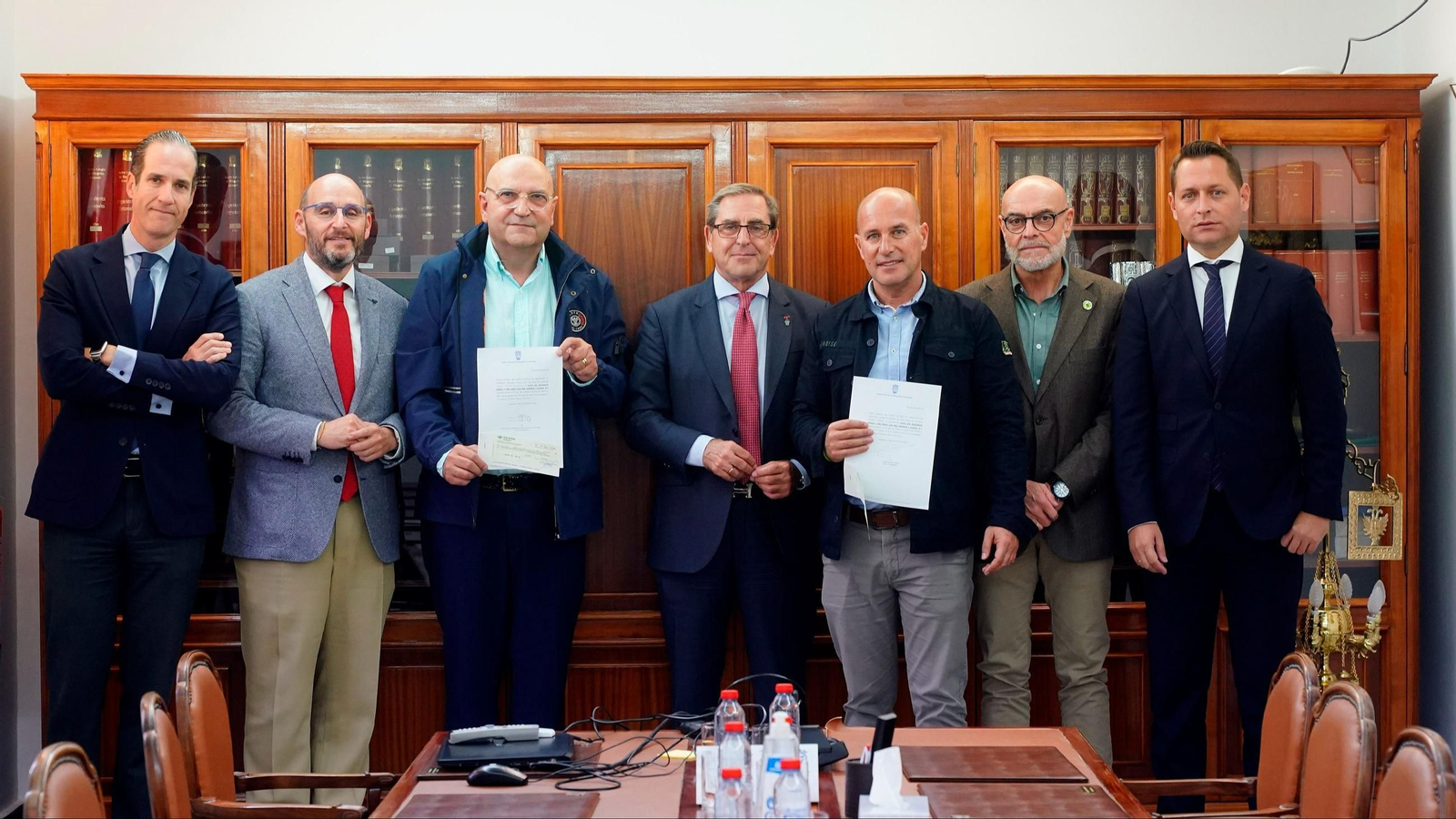 El decano de la Abogacía granadina, Leandro Cabrera, entrega sendos cheques al director de la fundación UAPO, Javier Cánovas, y al vicepresidente de Familias Solidarias, Ricardo de la Hoz