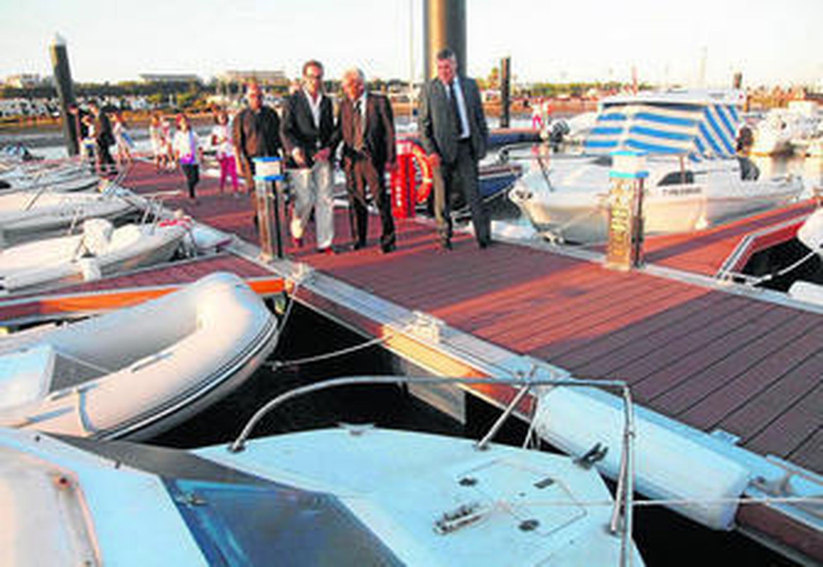 La comitiva inaugural, paseando por la zona de pantalanes.