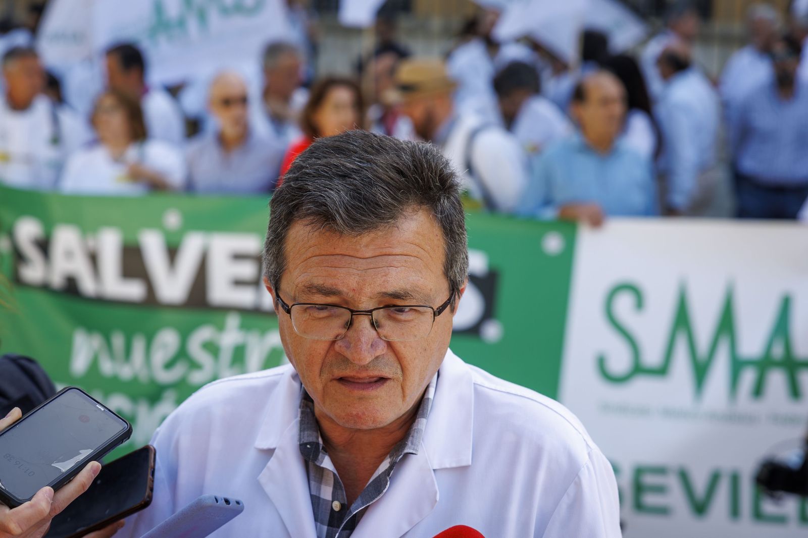 Rafael Carrasco, presidente del SMA, esta mañana, atendiendo a los medios ante el Palacio de San Telmo.