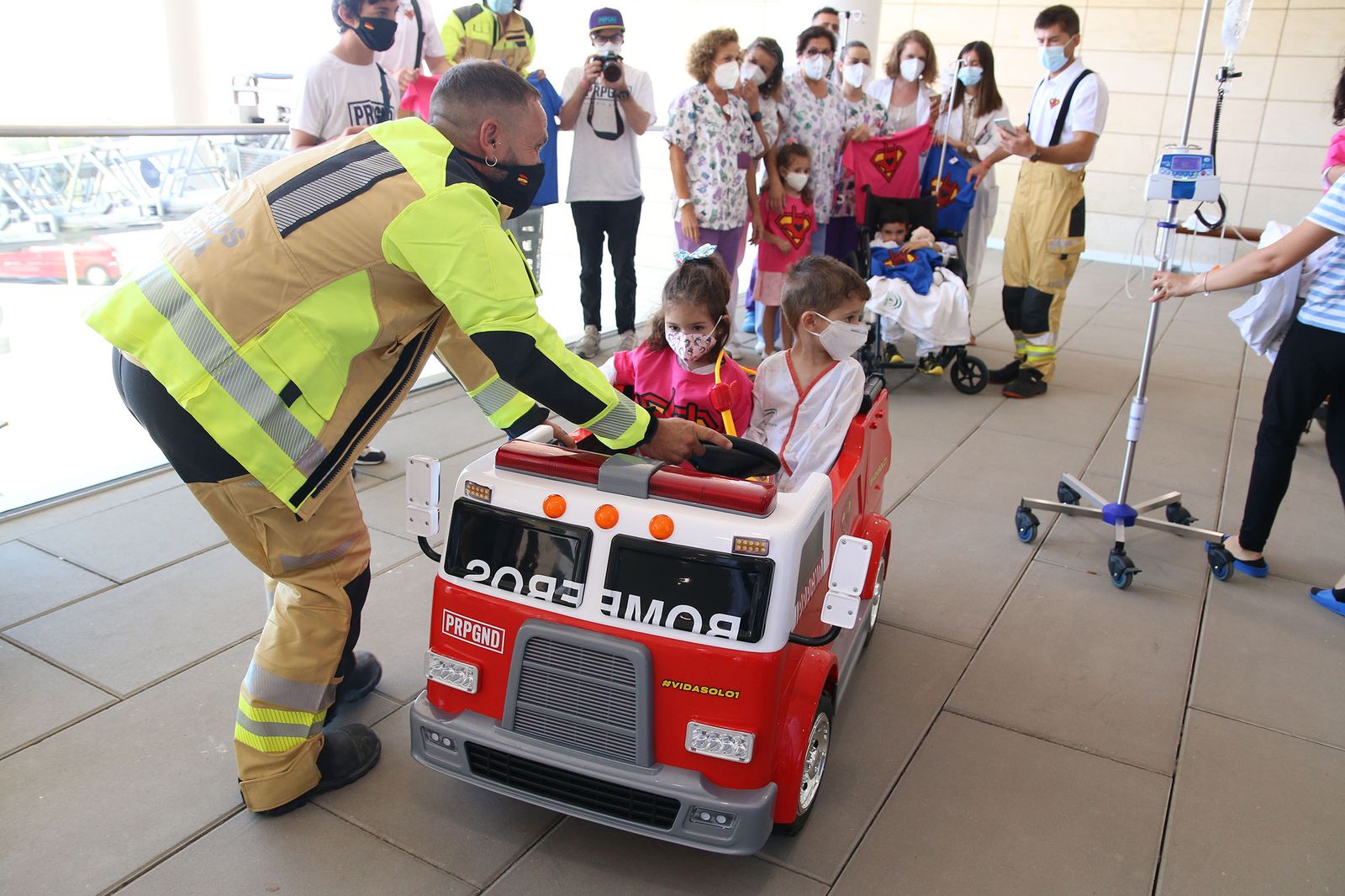 Fotogalería los bomberos de Almería regalan un cochecito eléctrico y camisetas a los niños hospitalizados de Torrecárdenas