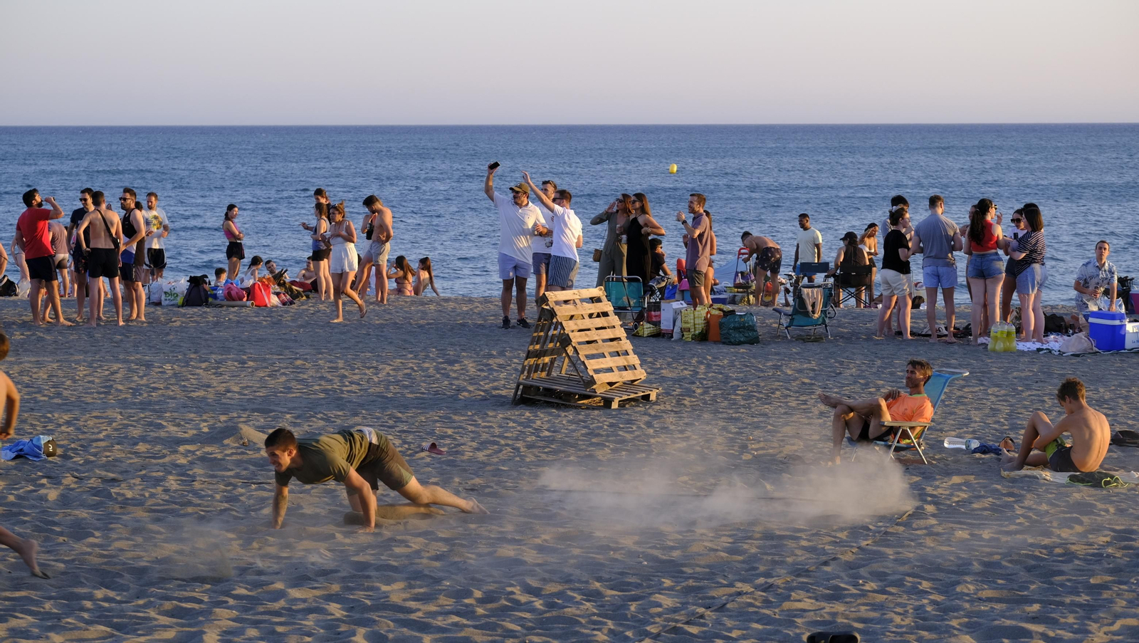 Imágenes de las hogueras de la Noche de San Juan en Almería capital