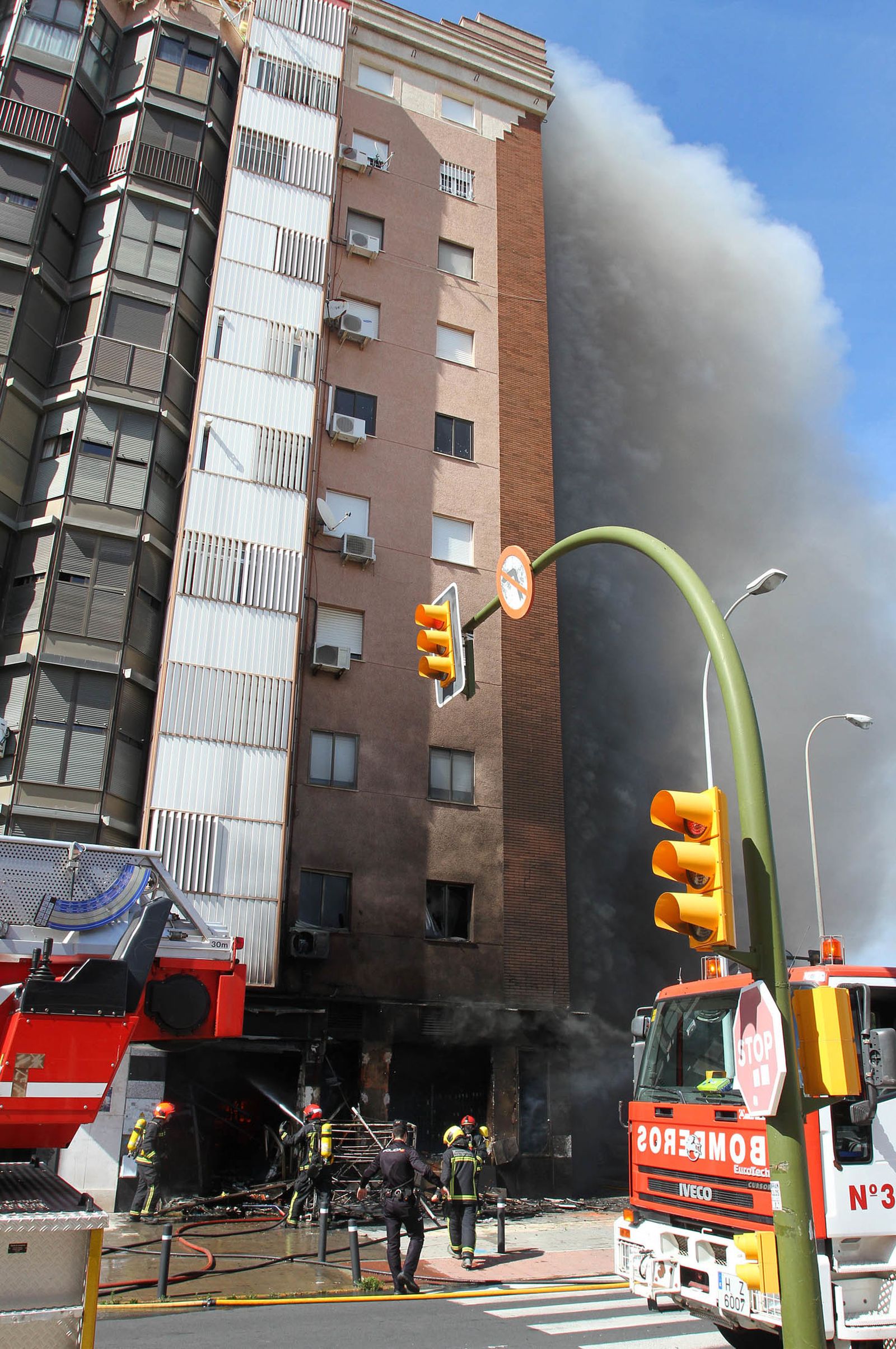 Imágenes del incendio de un bazar en la avenida de Santa Marta.