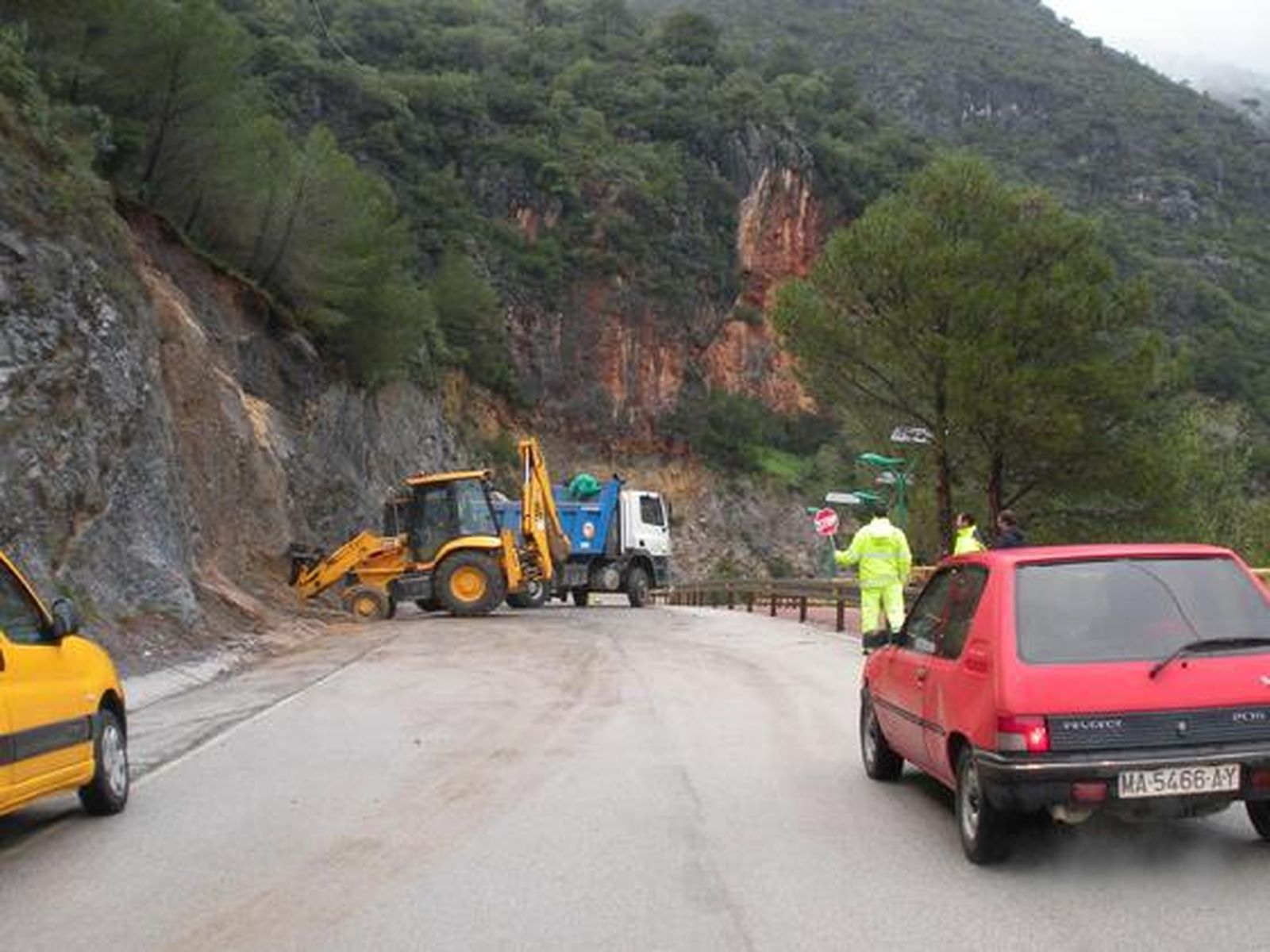 Corte de una carretera por culpa de un desprendimiento. / Encarna Jerez