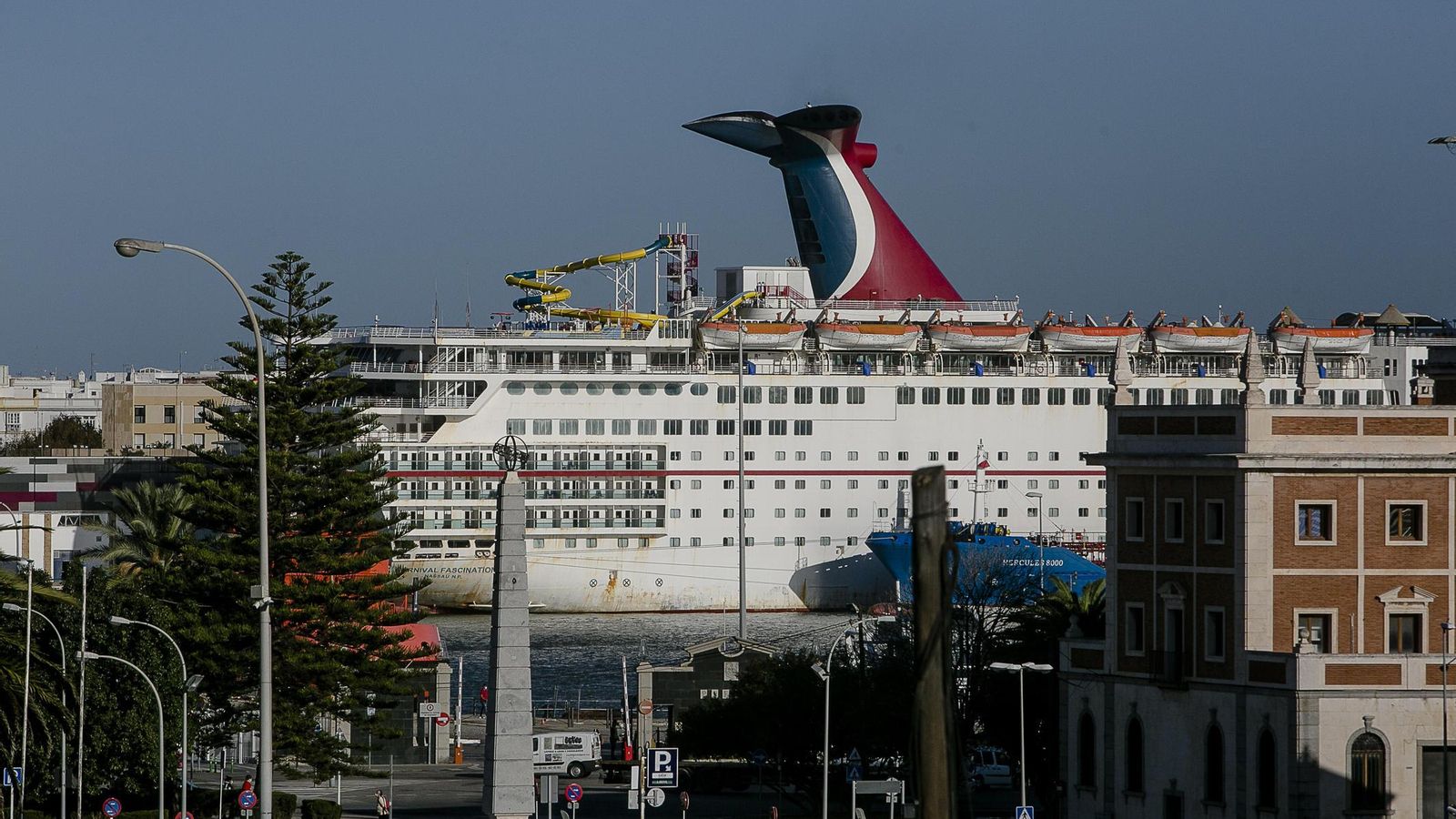 Un crucero de Royal Caribbean, atracado en el Muelle de Cádiz