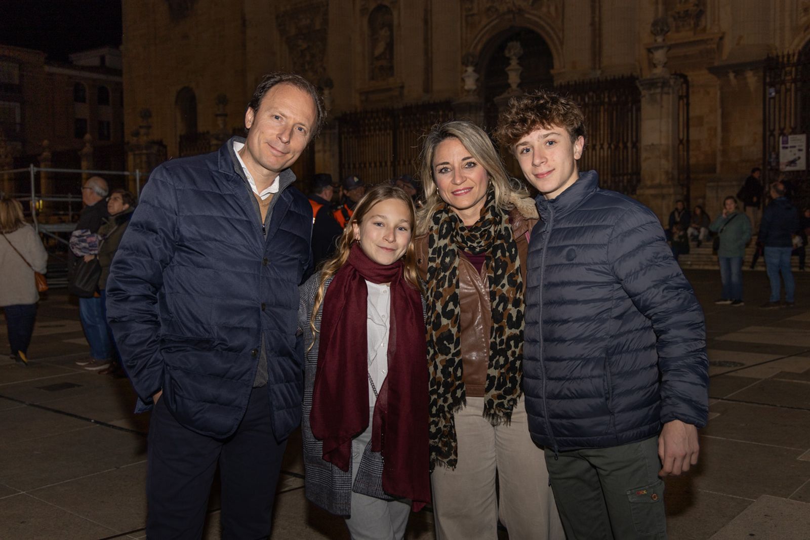 Los jiennenses disfrutan del centro de la ciudad, rodeados de un ambiente navideño