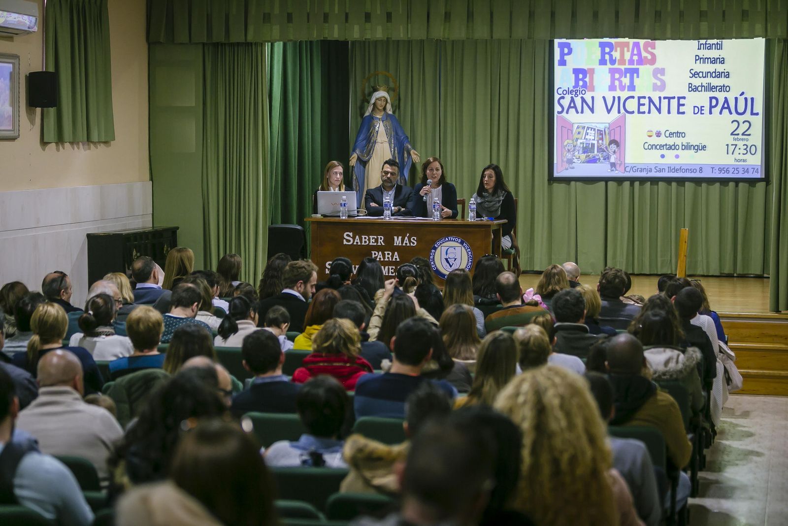 Imagen de archivo de una reunión de padres y profesores en el colegio San Vicente de Paúl