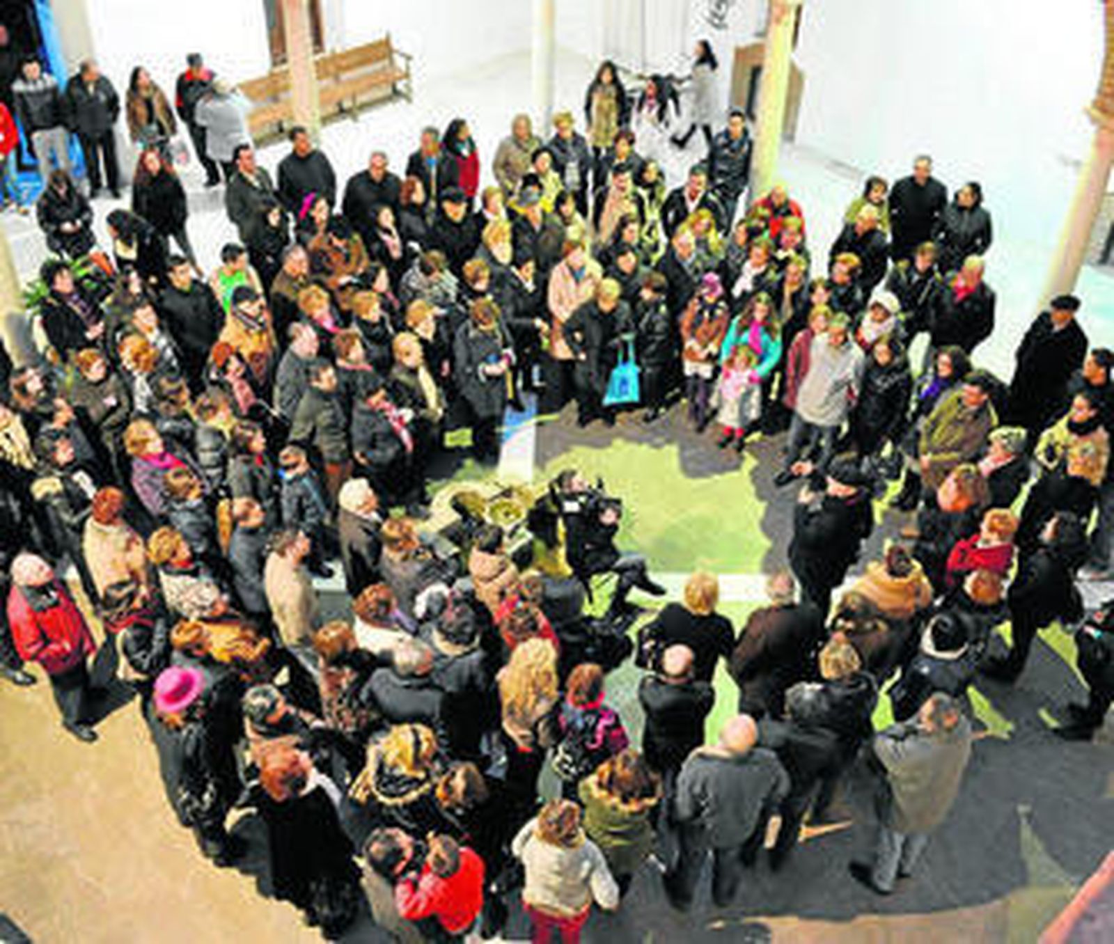 El párroco Manuel Amezcua fue el encargado de dirigir el tradicional recorrido navideño.