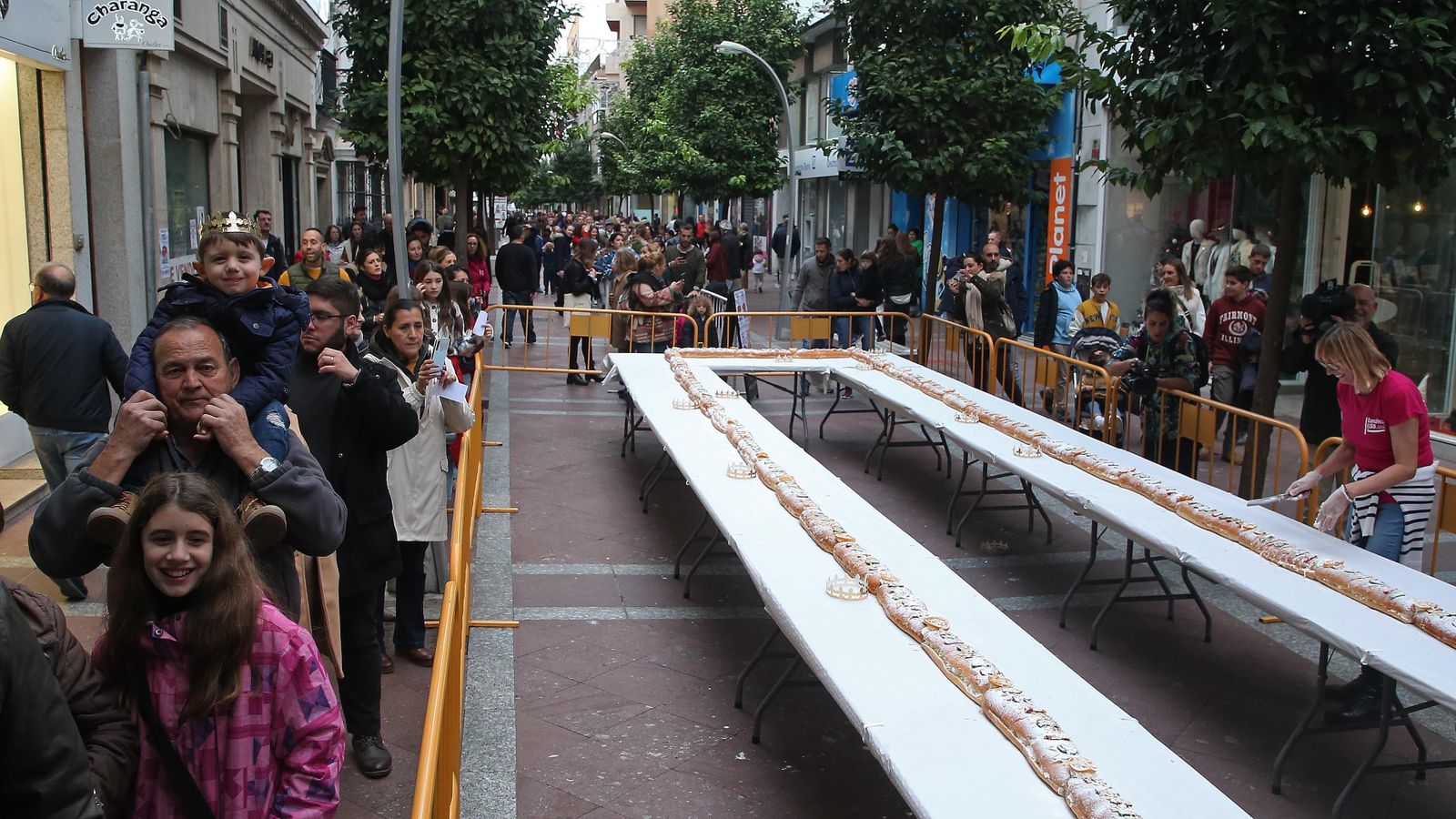 Fotos del II Roscón de Reyes gigante en Algeciras