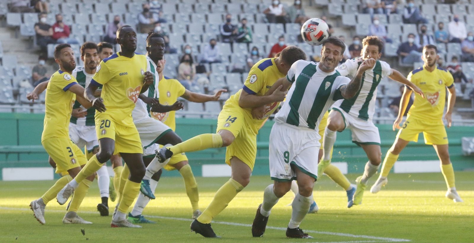 Piovaccari intenta un remate de cabeza en el partido ante el Lorca Deportiva.