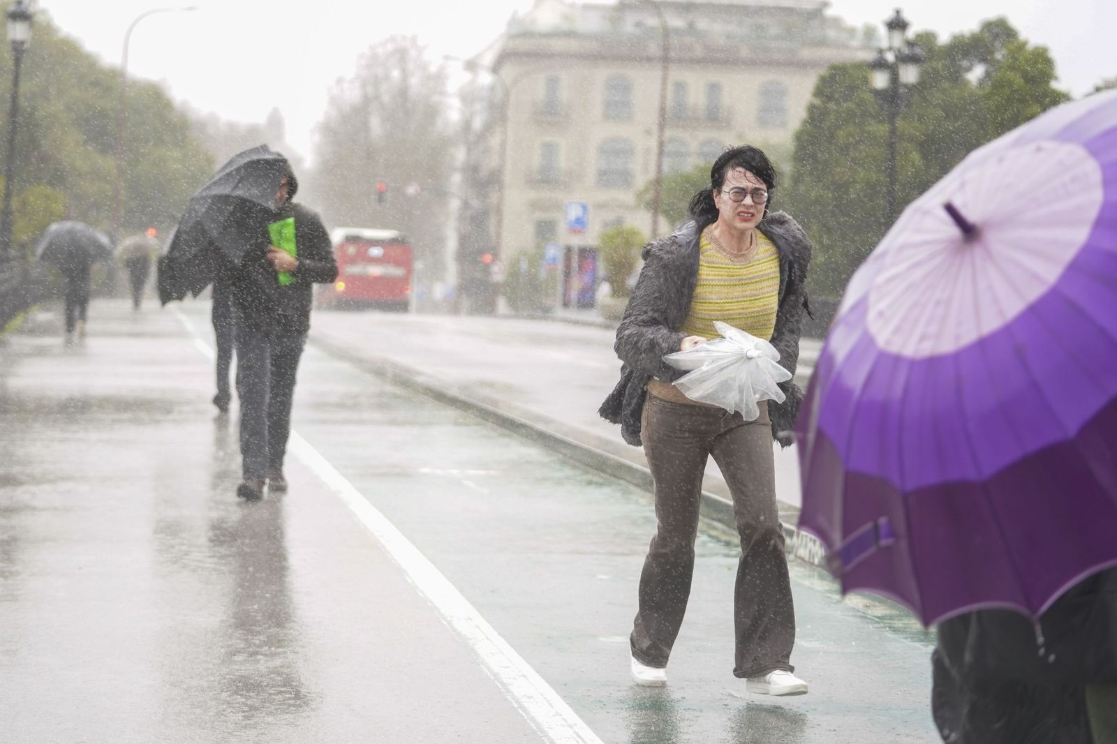 La intensa lluvia en Sevilla al paso de la Borrasca Leonardo en fotos