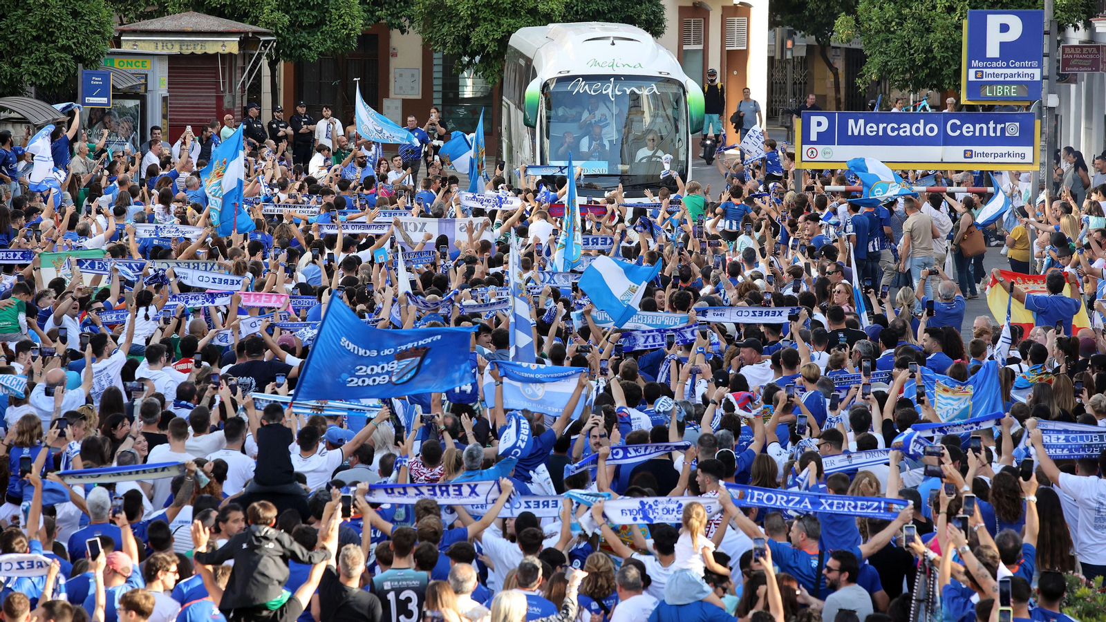Baño de masas del Xerez CD en Jerez por su ascenso