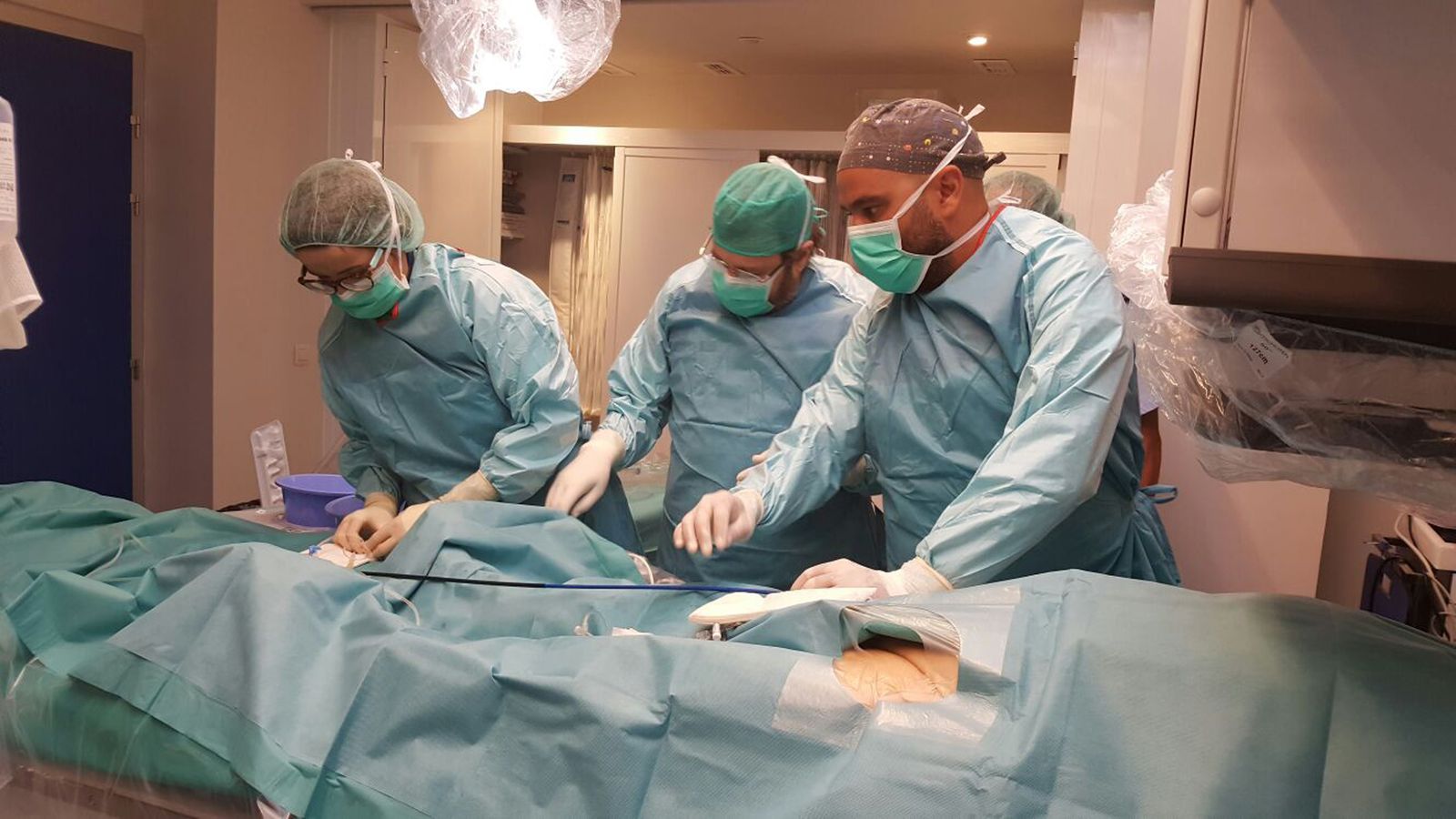 Un equipo quirúrgico del Hospital Quirónsalud de Marbella durante la colocación de un marcapasos sin cables.